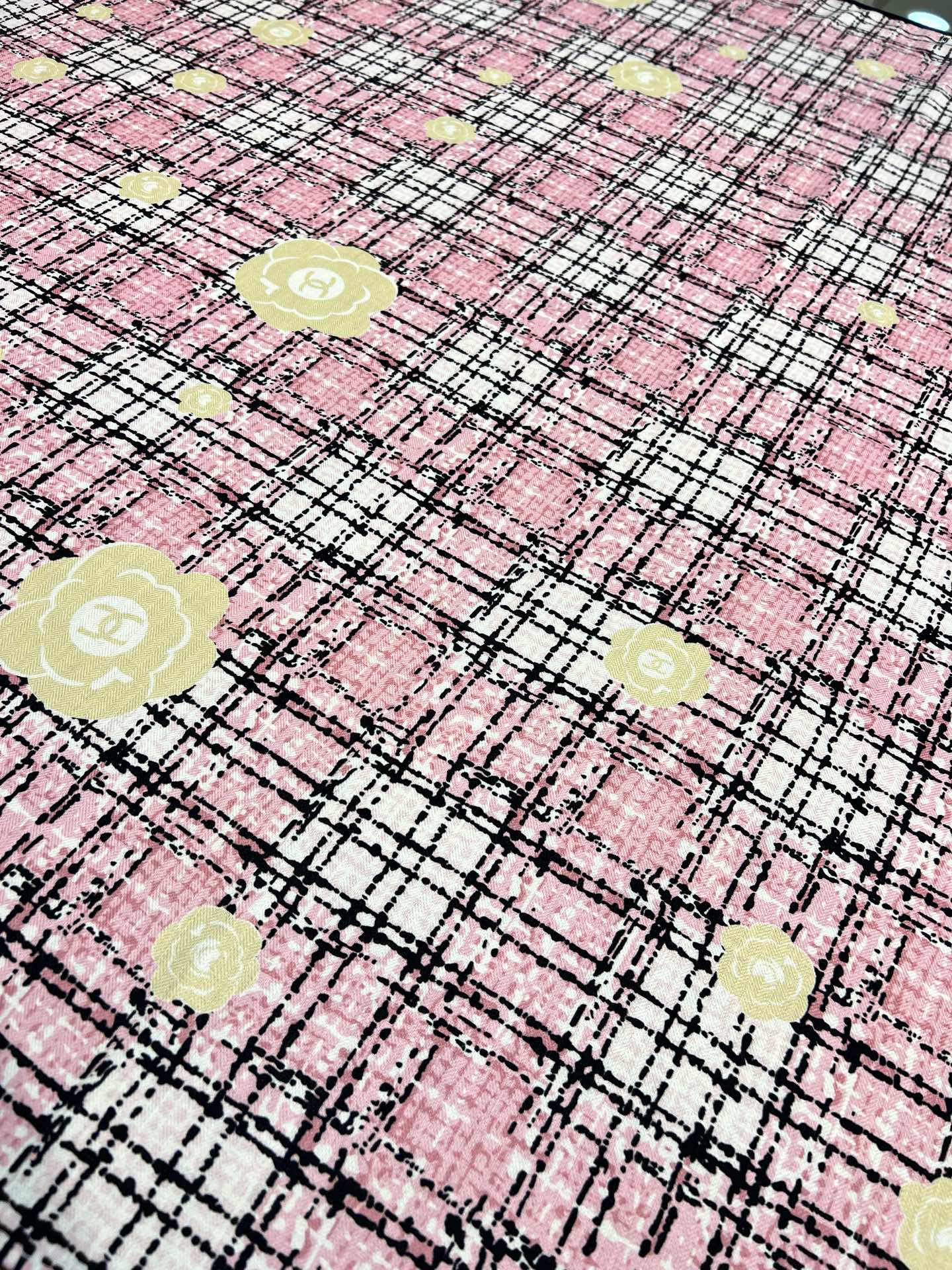 💰Chanel ~25秋冬新品～“花呢纹理与山茶花”【140双面丝毛披肩】手工卷边丝毛方巾（30%桑蚕丝
