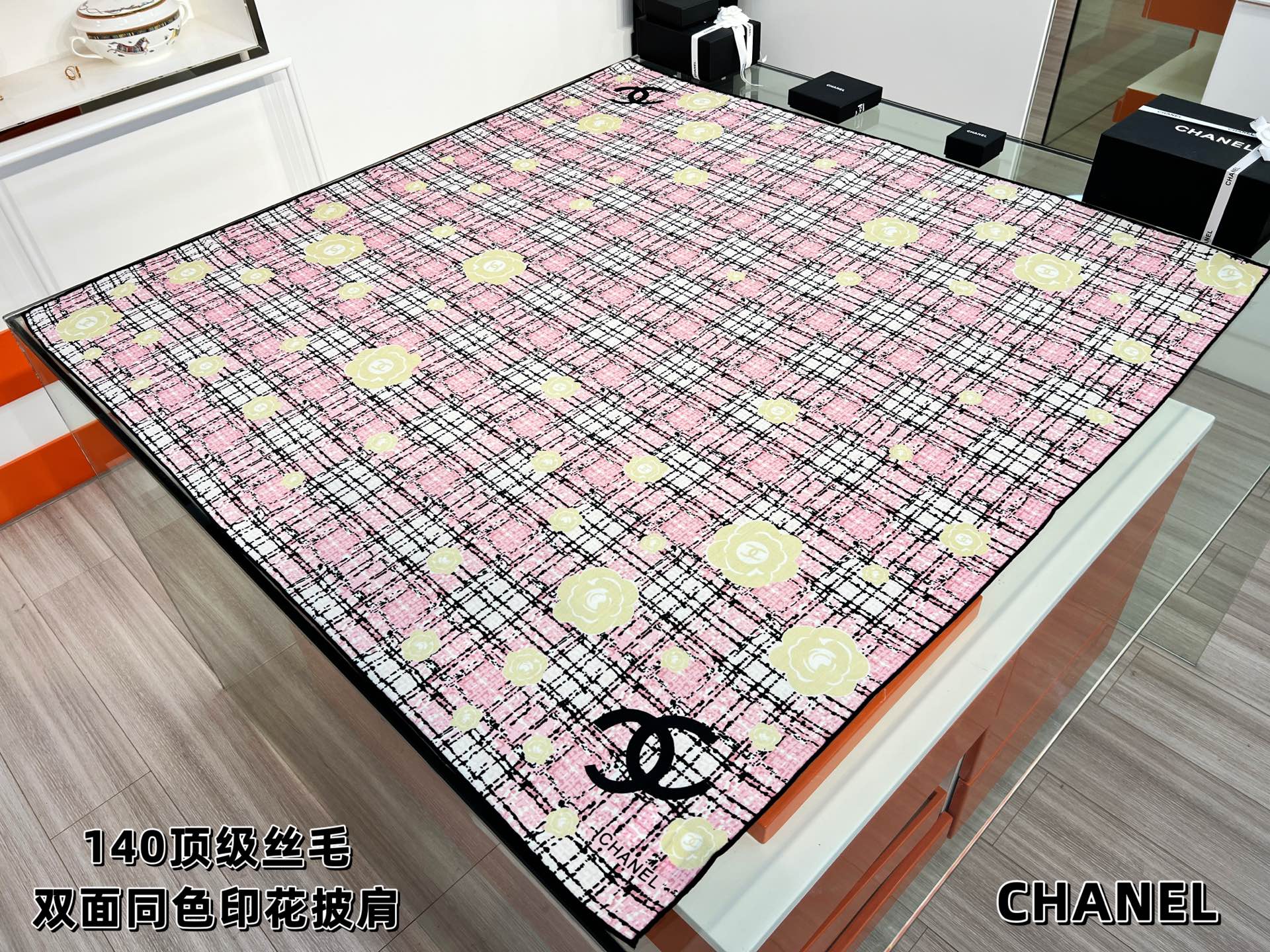 💰Chanel ~25秋冬新品～“花呢纹理与山茶花”【140双面丝毛披肩】手工卷边丝毛方巾（30%桑蚕丝