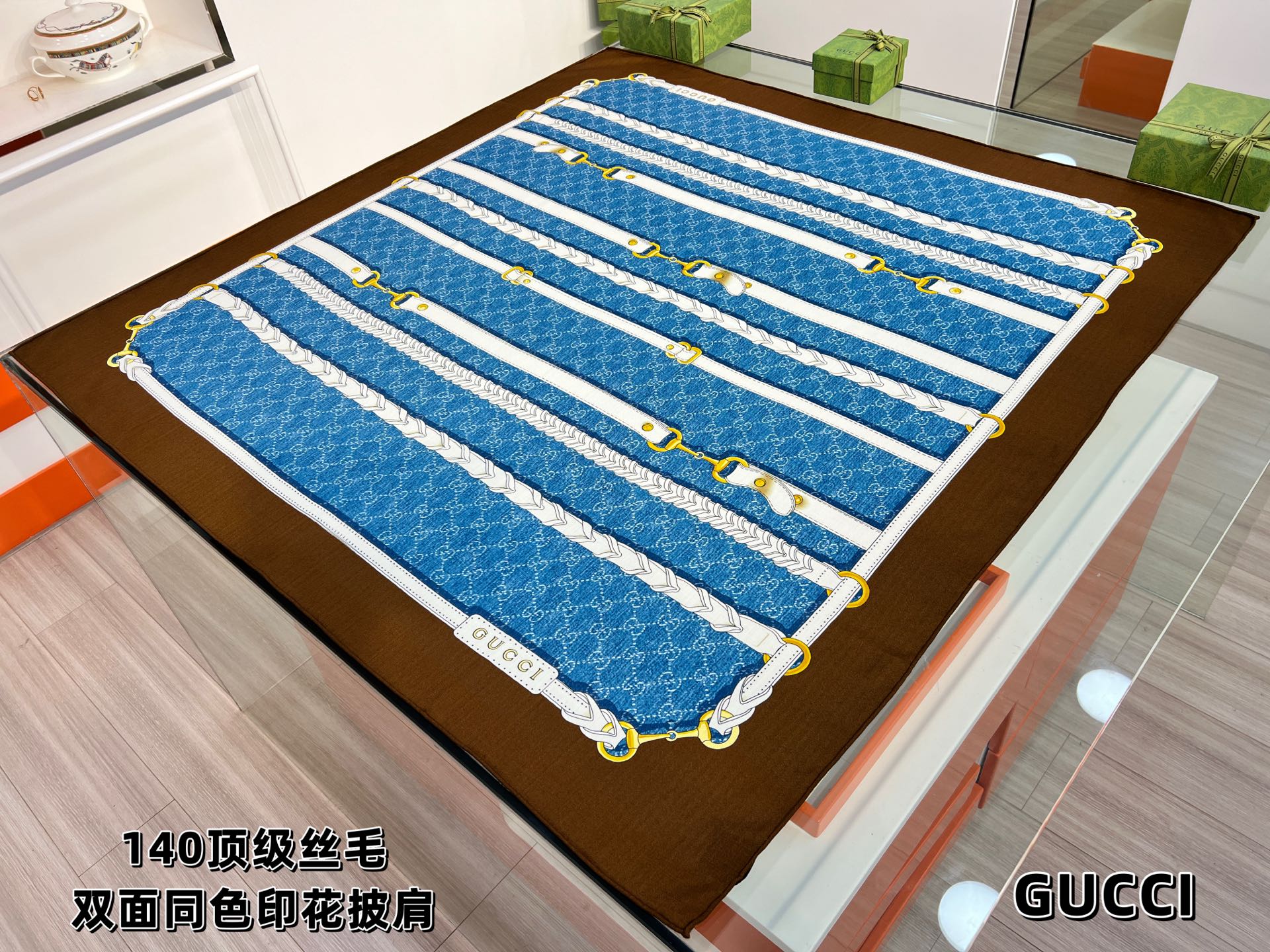 💰Gucci~140双面丝毛披肩马衔扣细节和骑马图案以精致色调匠心呈献，意在向品牌与马术世界的深厚渊源致