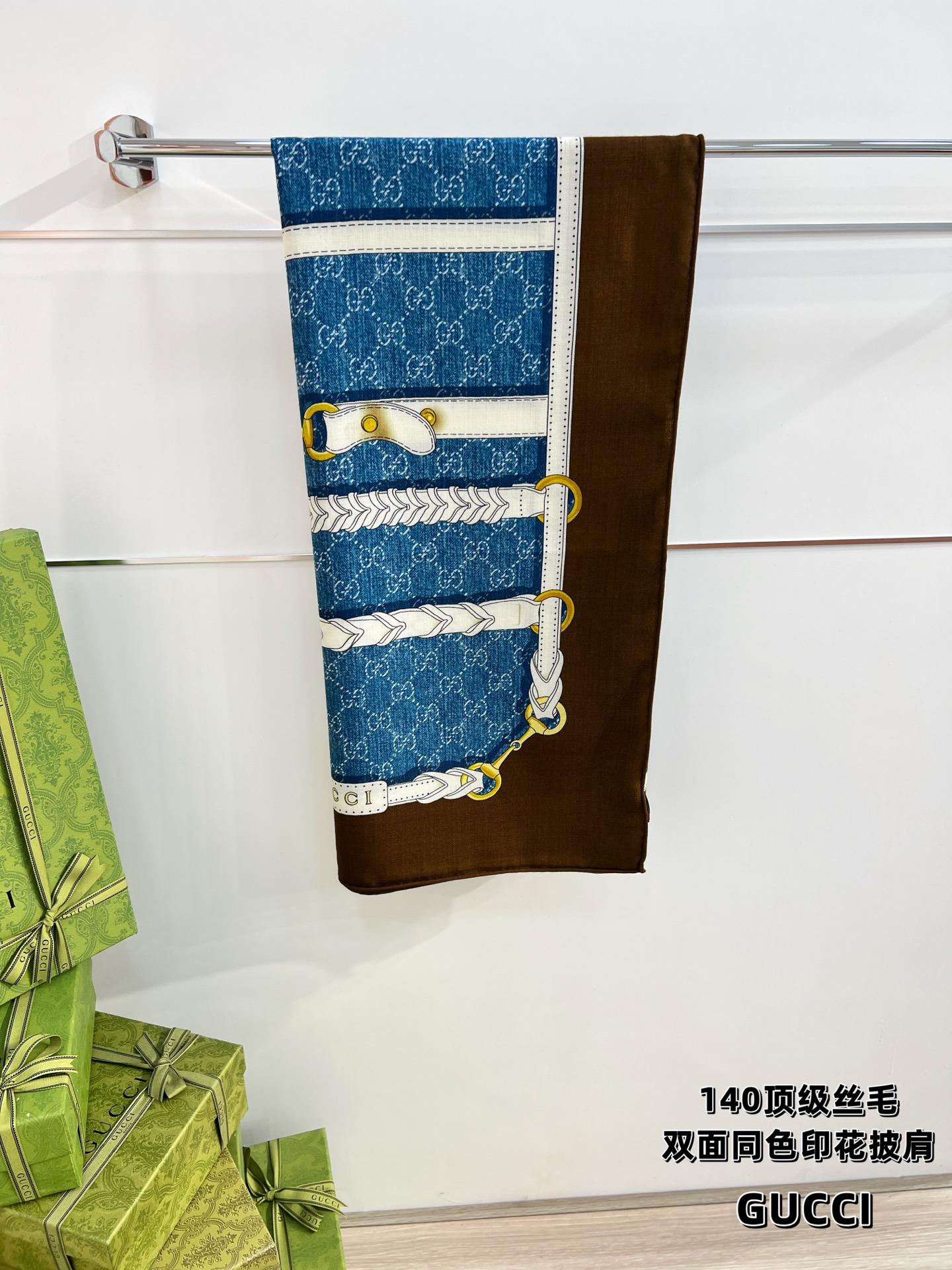 💰Gucci~140双面丝毛披肩马衔扣细节和骑马图案以精致色调匠心呈献，意在向品牌与马术世界的深厚渊源致