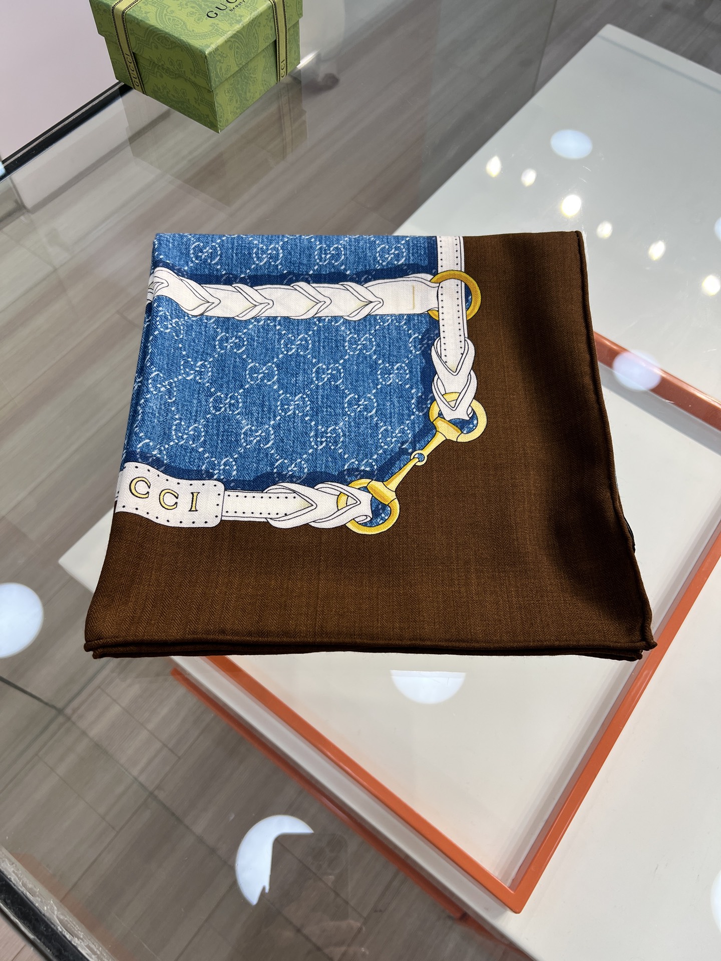 💰Gucci~140双面丝毛披肩马衔扣细节和骑马图案以精致色调匠心呈献，意在向品牌与马术世界的深厚渊源致