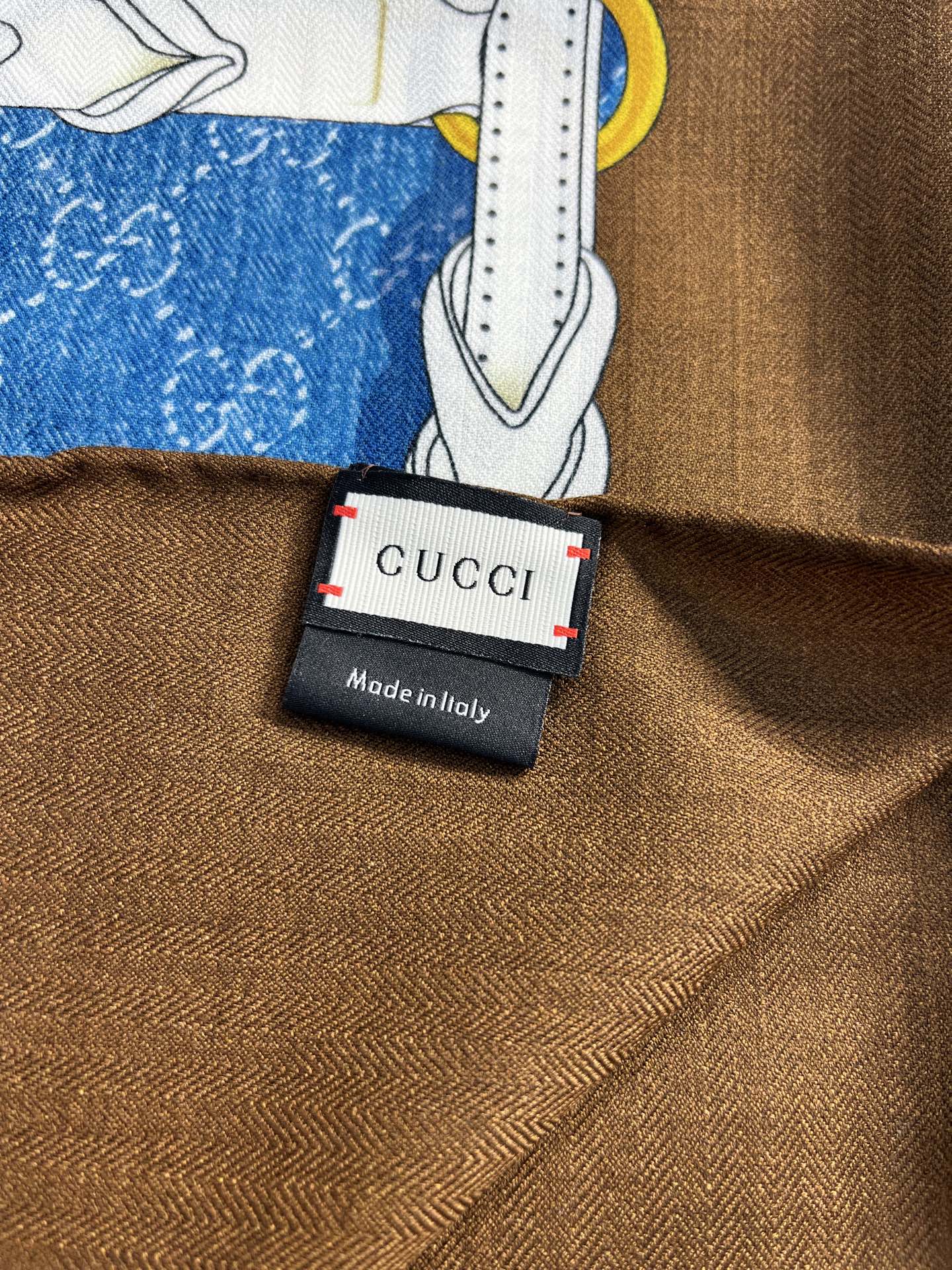 💰Gucci~140双面丝毛披肩马衔扣细节和骑马图案以精致色调匠心呈献，意在向品牌与马术世界的深厚渊源致