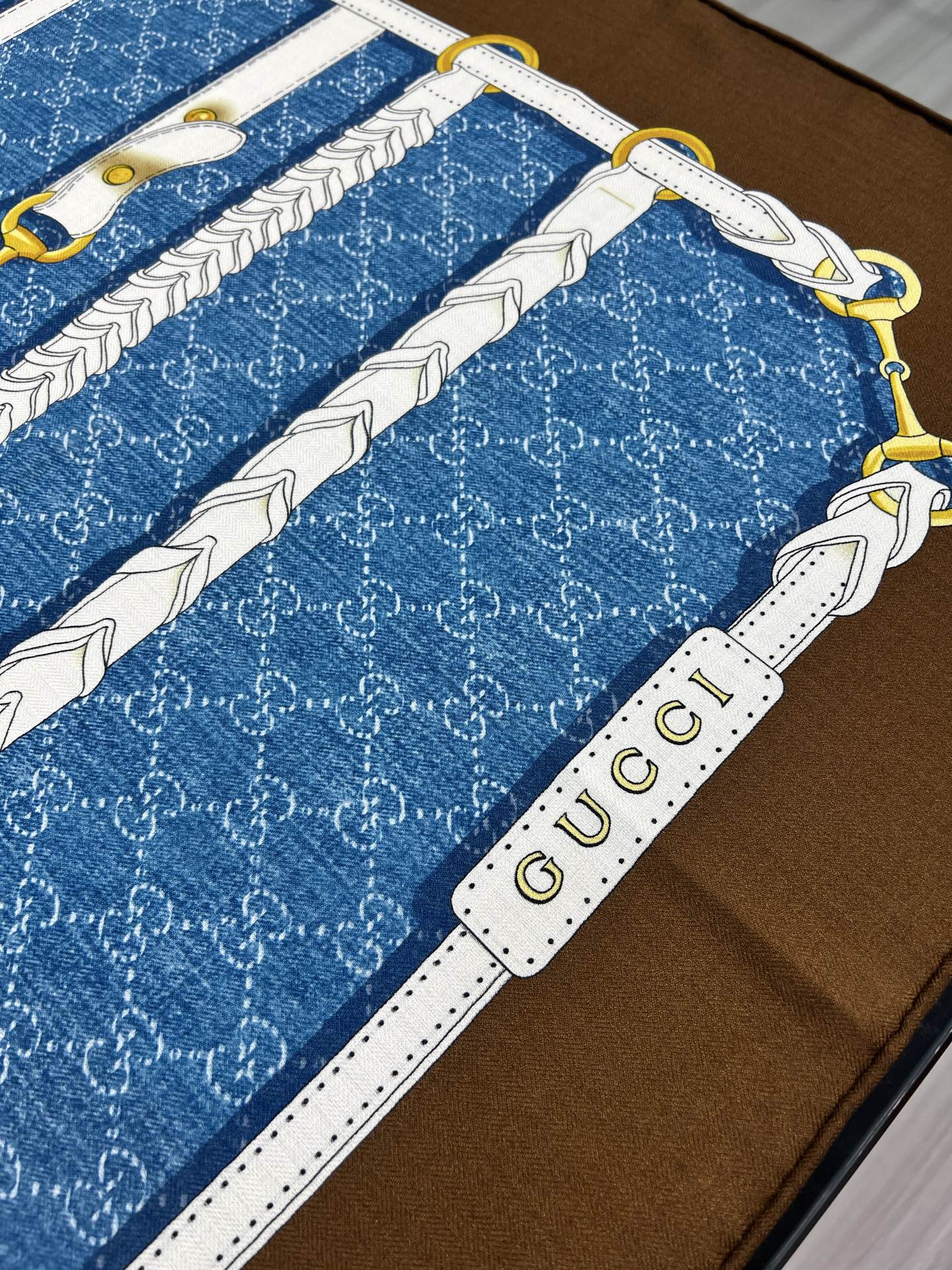 💰Gucci~140双面丝毛披肩马衔扣细节和骑马图案以精致色调匠心呈献，意在向品牌与马术世界的深厚渊源致