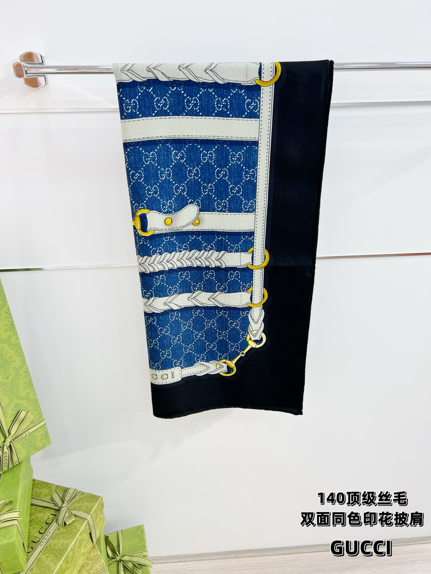 💰Gucci~140双面丝毛披肩马衔扣细节和骑马图案以精致色调匠心呈献，意在向品牌与马术世界的深厚渊源致