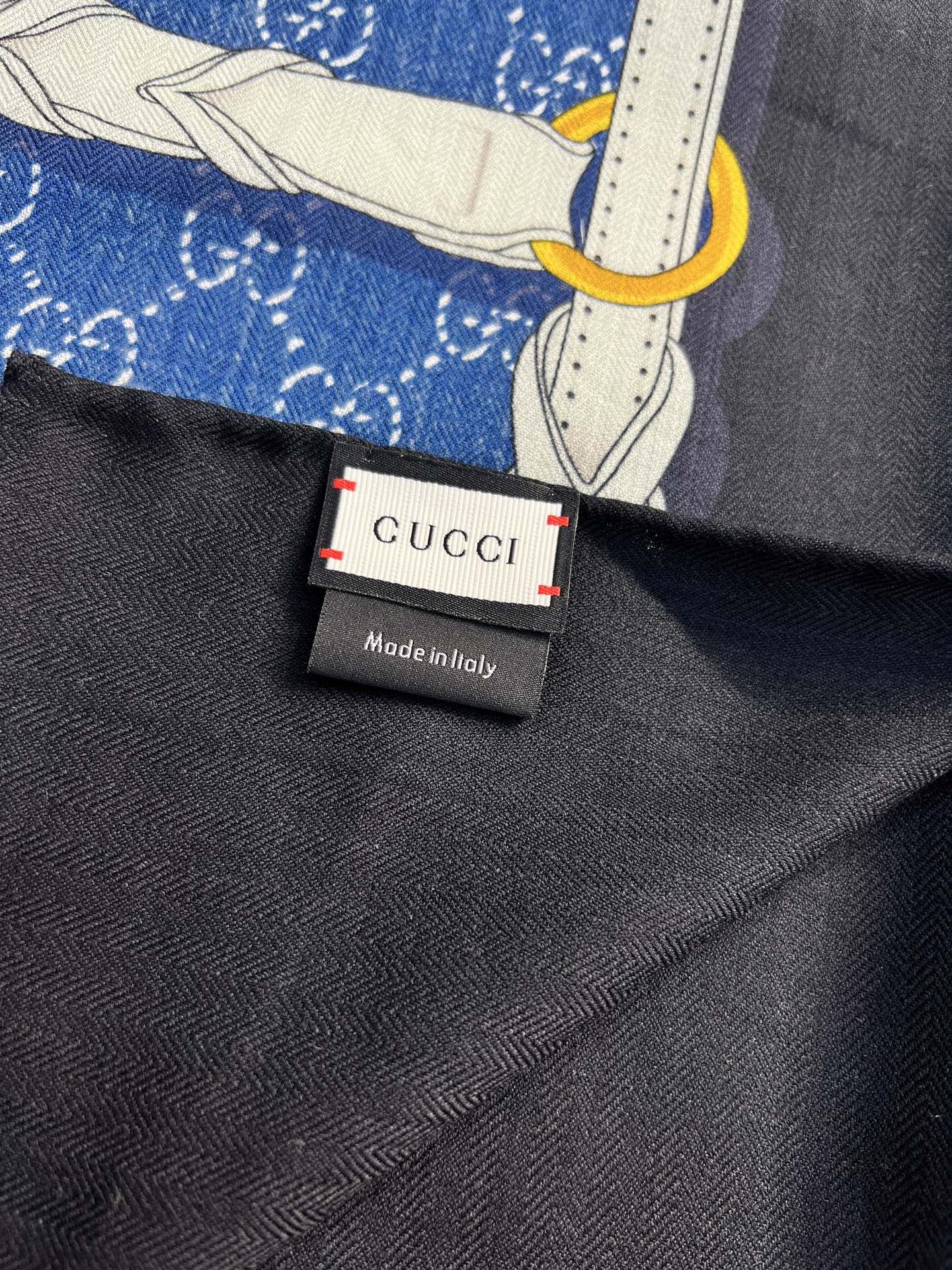 💰Gucci~140双面丝毛披肩马衔扣细节和骑马图案以精致色调匠心呈献，意在向品牌与马术世界的深厚渊源致
