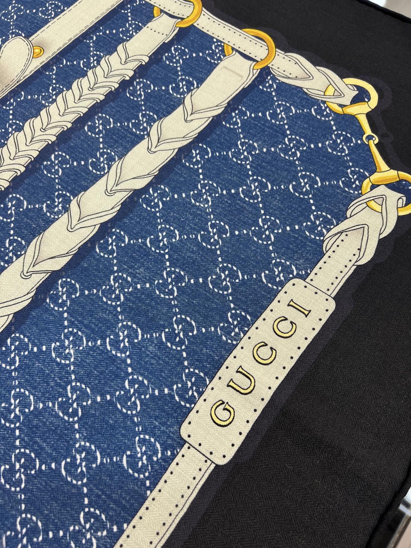💰Gucci~140双面丝毛披肩马衔扣细节和骑马图案以精致色调匠心呈献，意在向品牌与马术世界的深厚渊源致