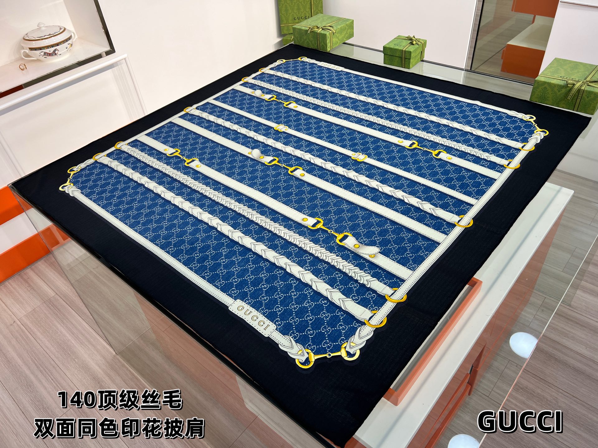 💰Gucci~140双面丝毛披肩马衔扣细节和骑马图案以精致色调匠心呈献，意在向品牌与马术世界的深厚渊源致