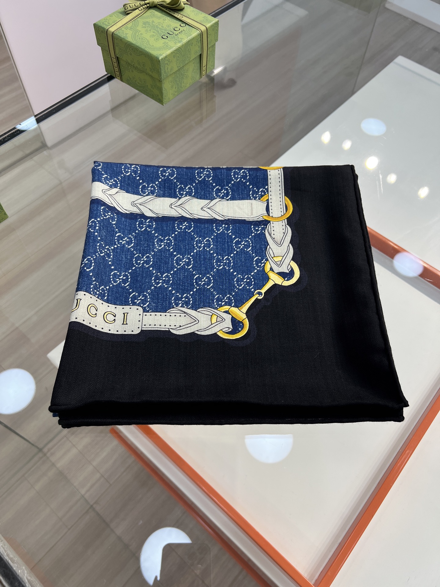 💰Gucci~140双面丝毛披肩马衔扣细节和骑马图案以精致色调匠心呈献，意在向品牌与马术世界的深厚渊源致