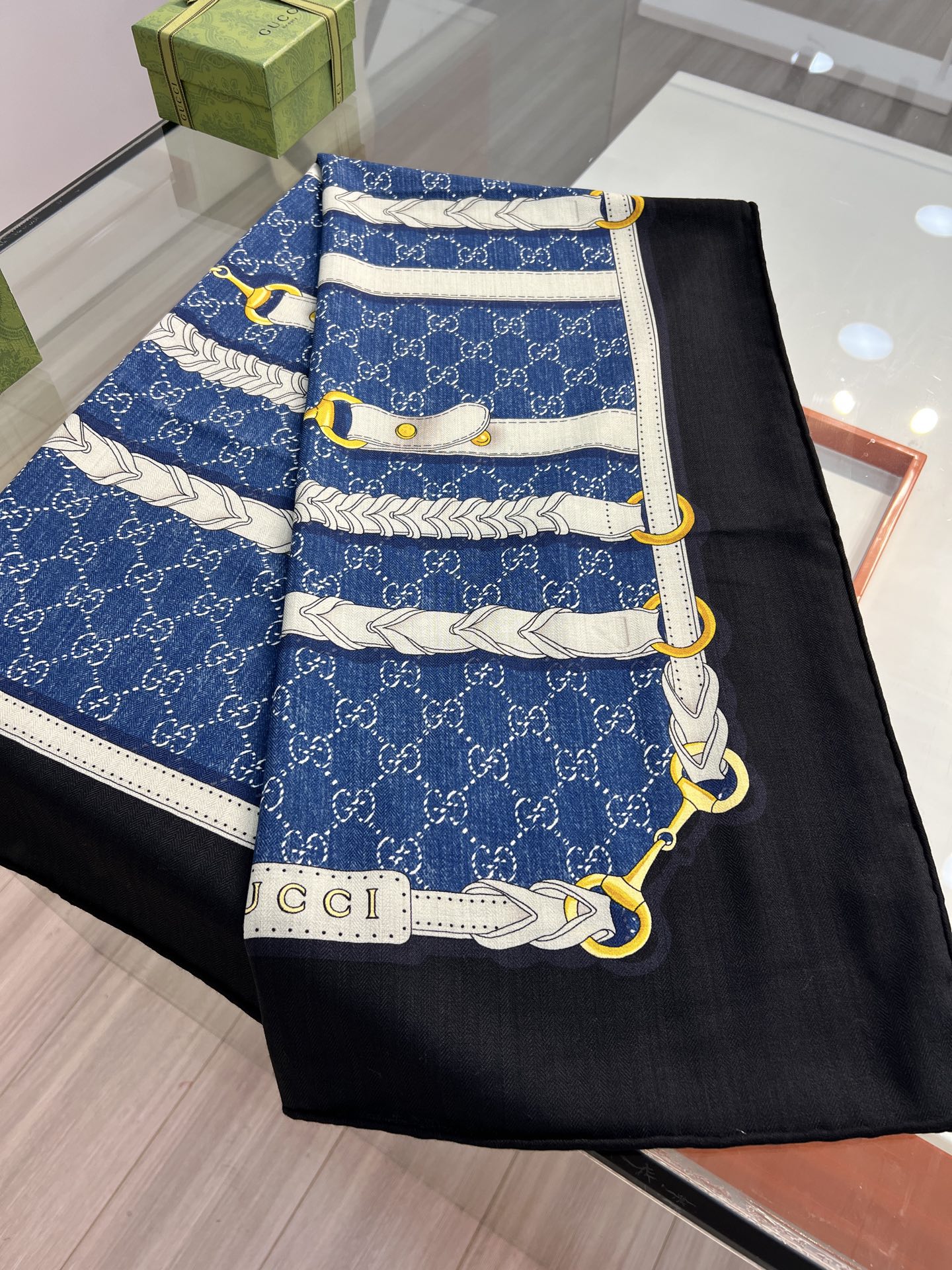 💰Gucci~140双面丝毛披肩马衔扣细节和骑马图案以精致色调匠心呈献，意在向品牌与马术世界的深厚渊源致
