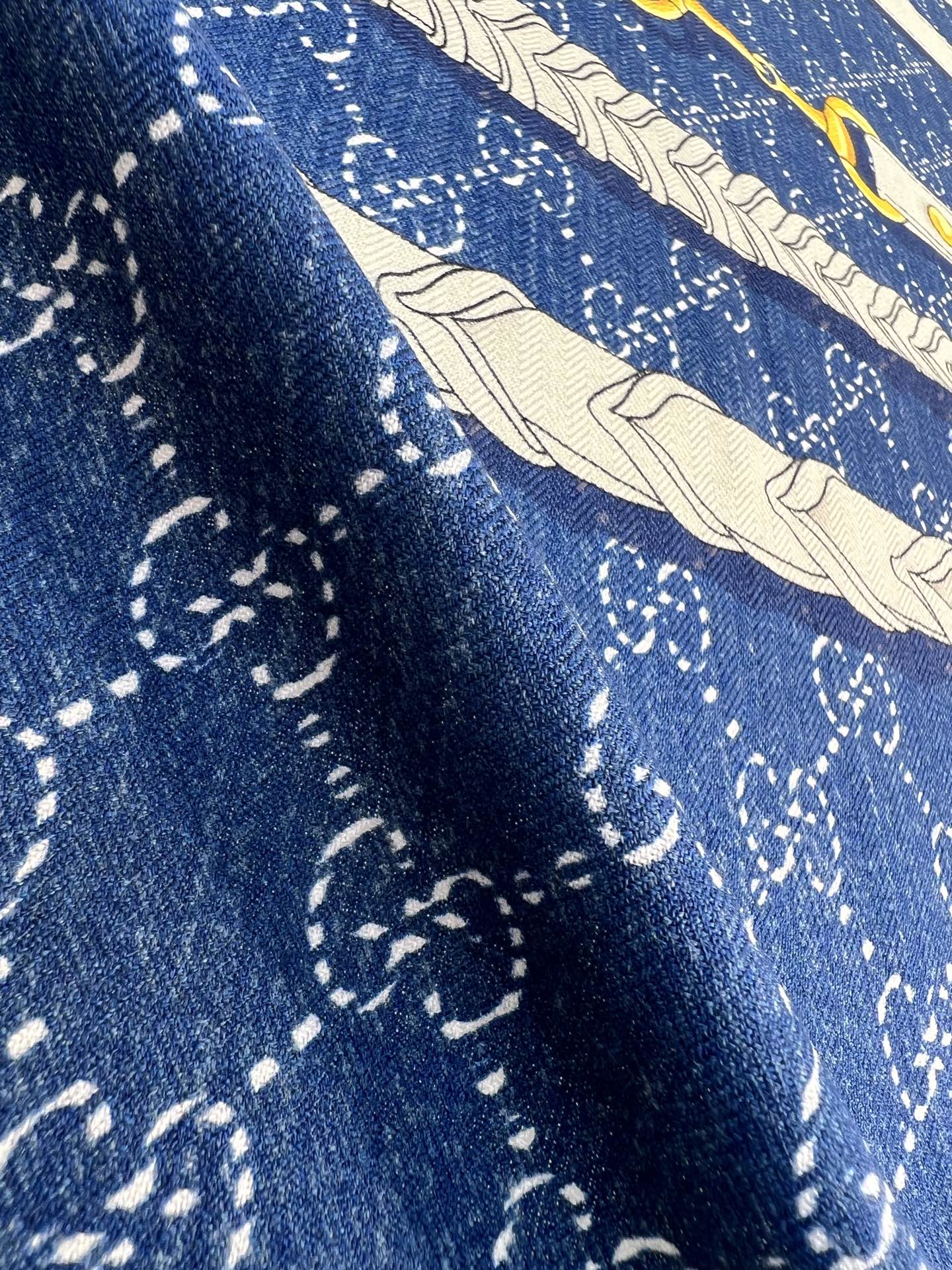 💰Gucci~140双面丝毛披肩马衔扣细节和骑马图案以精致色调匠心呈献，意在向品牌与马术世界的深厚渊源致