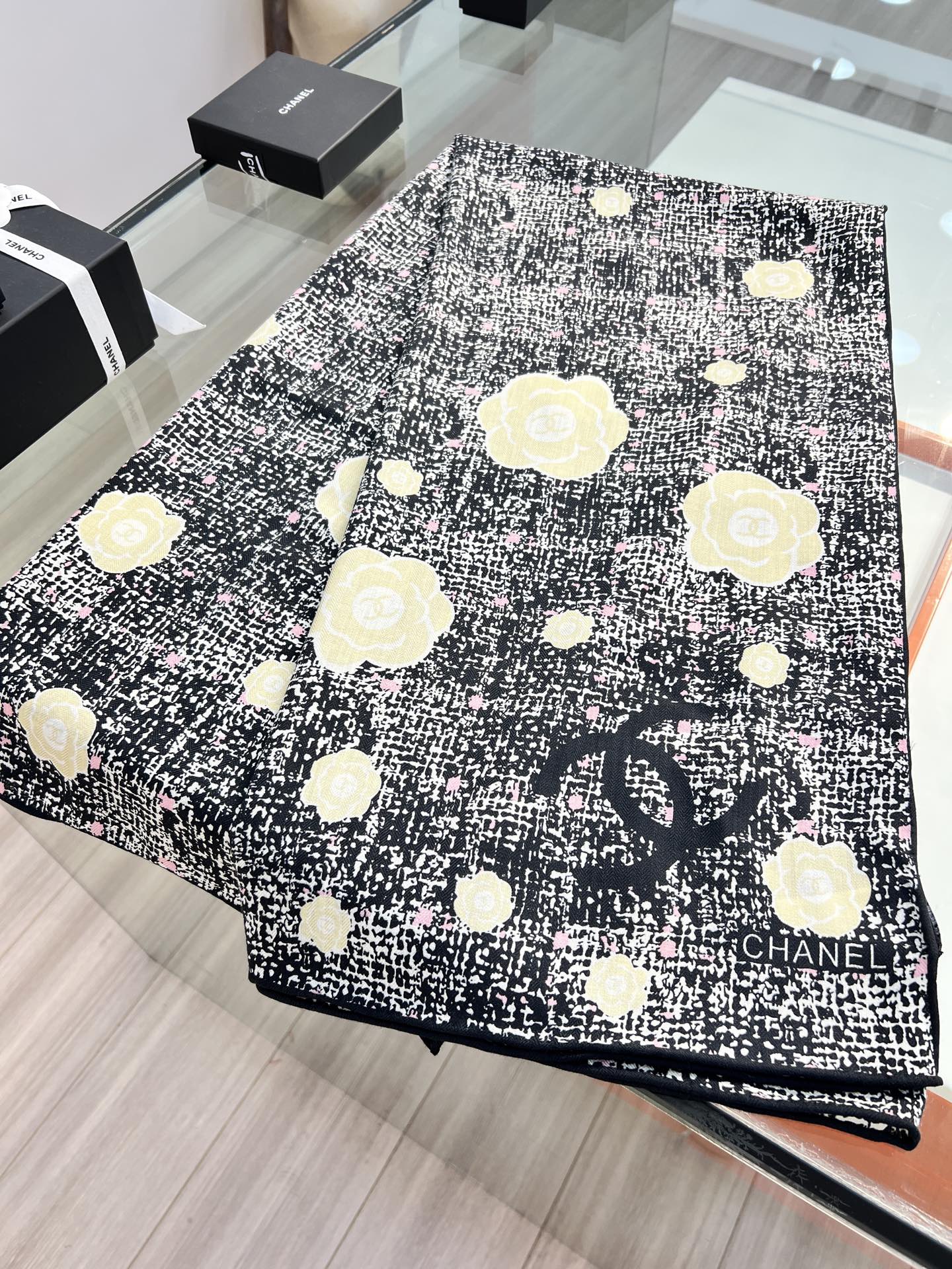 💰Chanel ~25秋冬新品～“花呢纹理与山茶花”【140双面丝毛披肩】手工卷边丝毛方巾（30%桑蚕丝