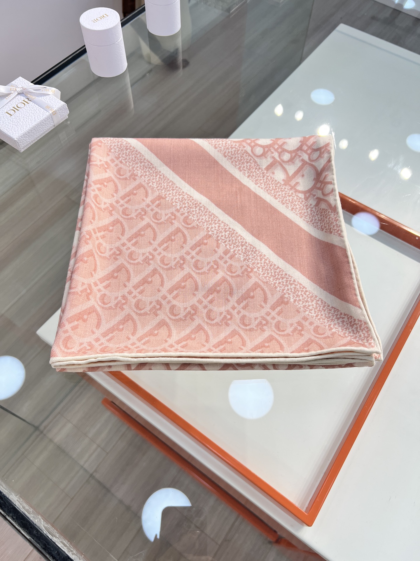 💟Dior 印花方巾【140双面同色丝绒披肩】30%真丝70%羊绒面料 Oblique 印花这款 Dio