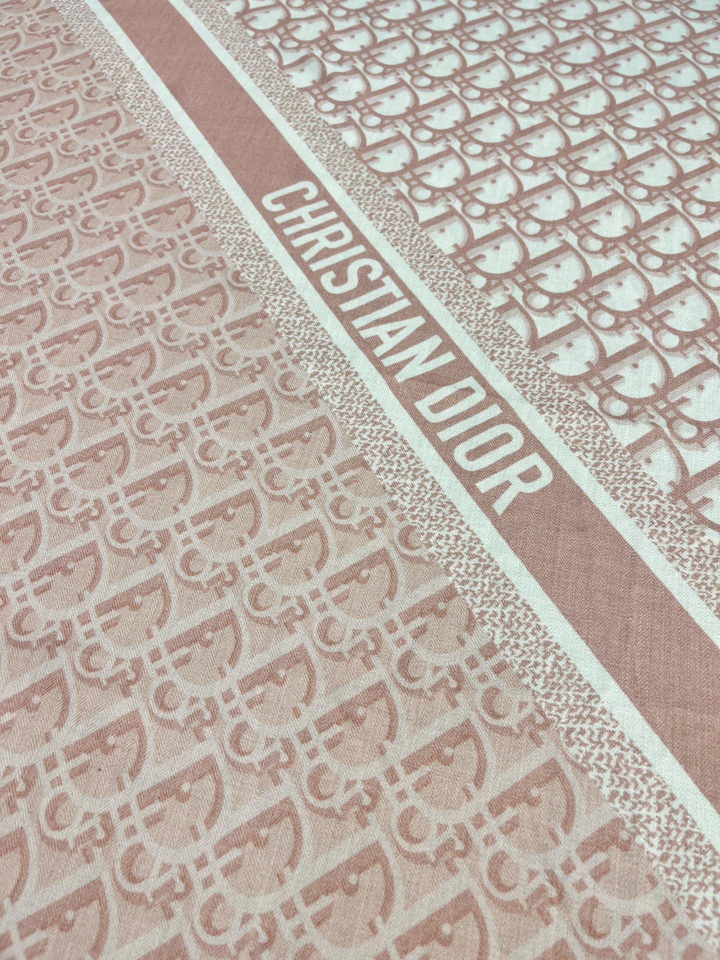 💟Dior 印花方巾【140双面同色丝绒披肩】30%真丝70%羊绒面料 Oblique 印花这款 Dio