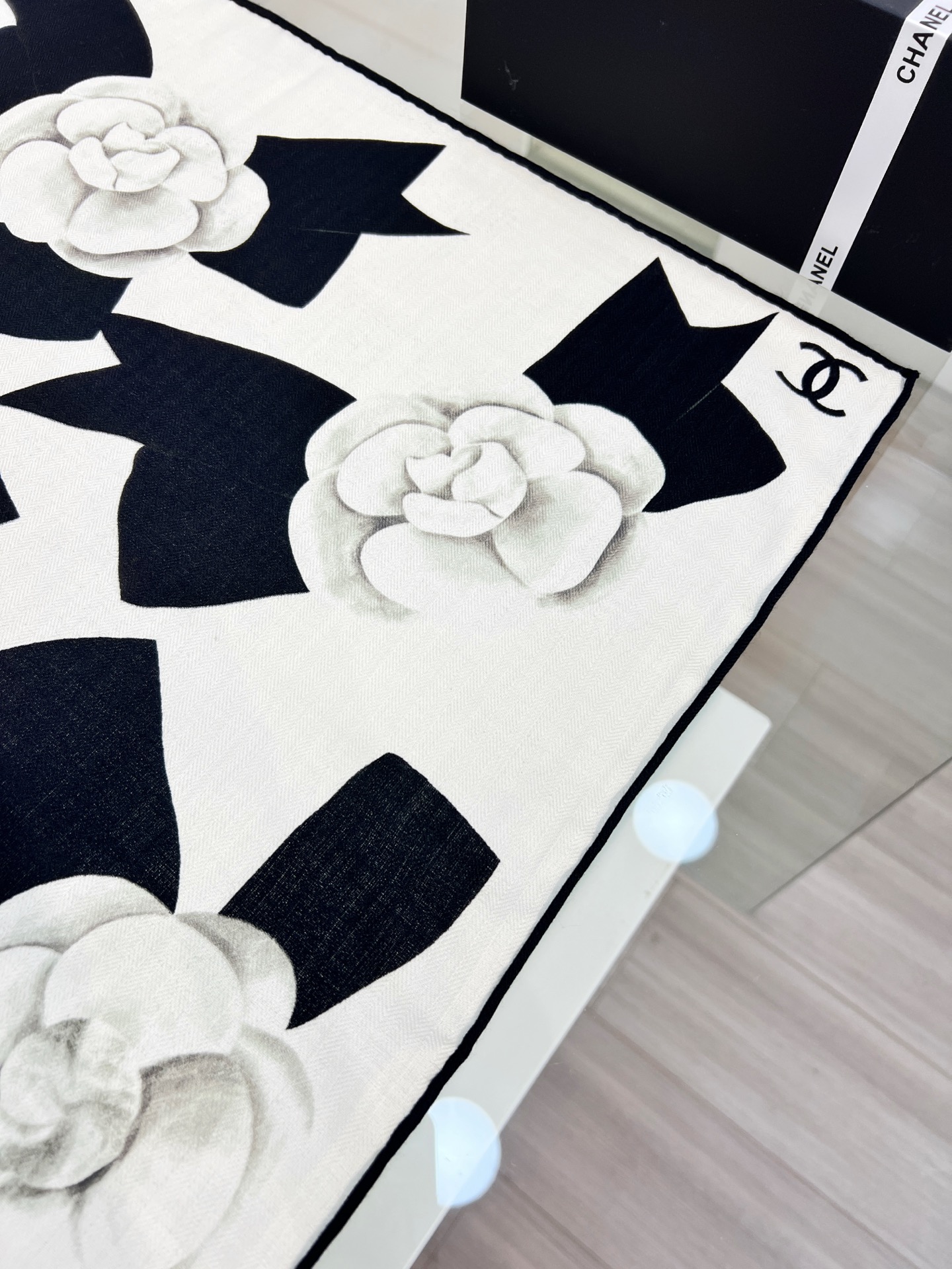 💰Chanel ~25秋冬新品～“山茶花与蝴蝶结”【140双面丝毛披肩】手工卷边丝毛方巾（30%桑蚕丝7