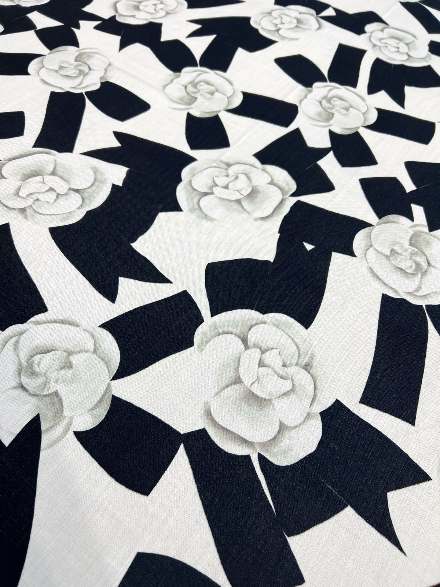 💰Chanel ~25秋冬新品～“山茶花与蝴蝶结”【140双面丝毛披肩】手工卷边丝毛方巾（30%桑蚕丝7