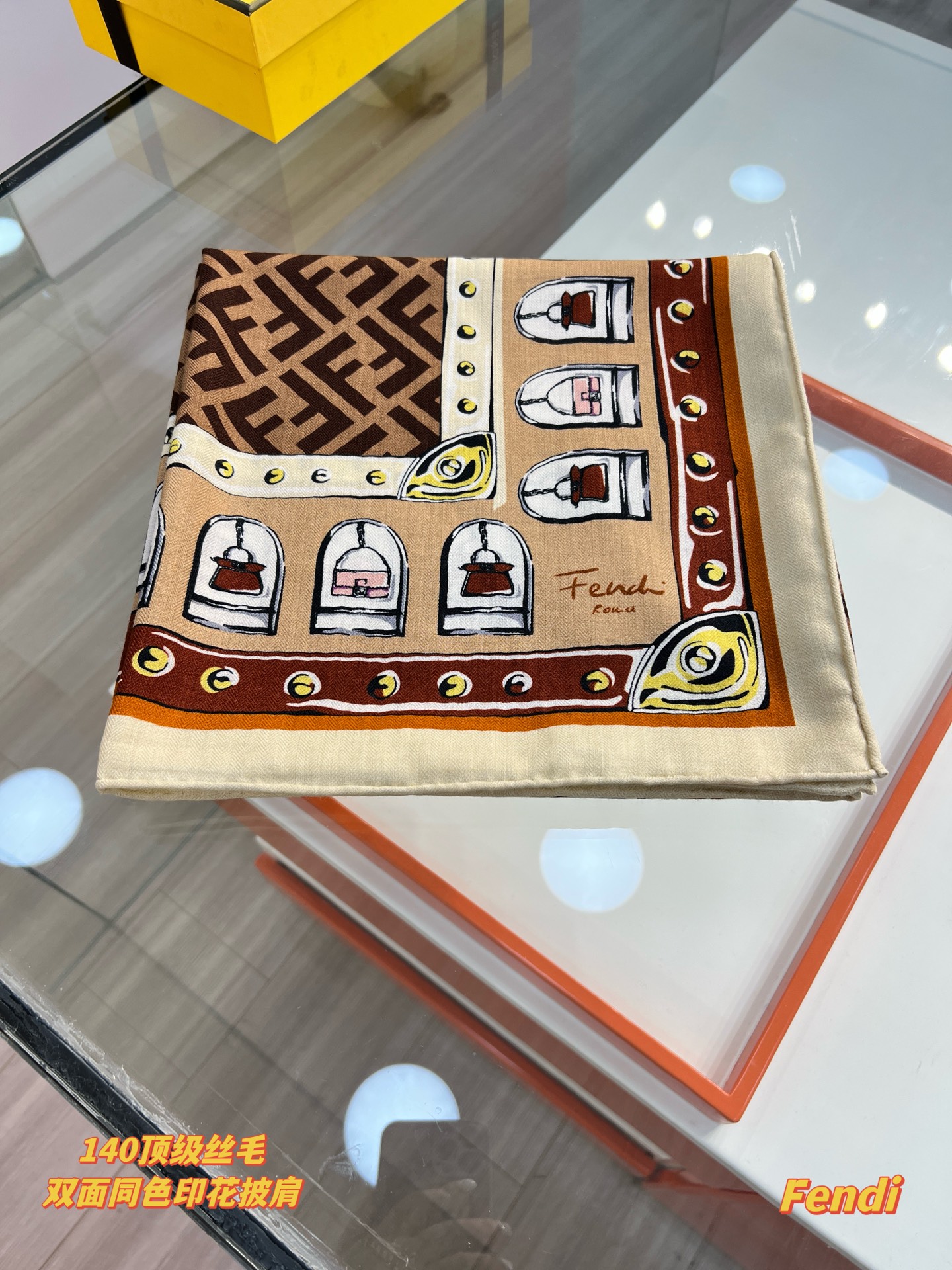 FENDI披肩棕色羊绒羊毛桑蚕丝披肩大号方形披肩，柔软羊毛和桑蚕丝混纺材质。经典FF印花勾勒出品牌颇具标