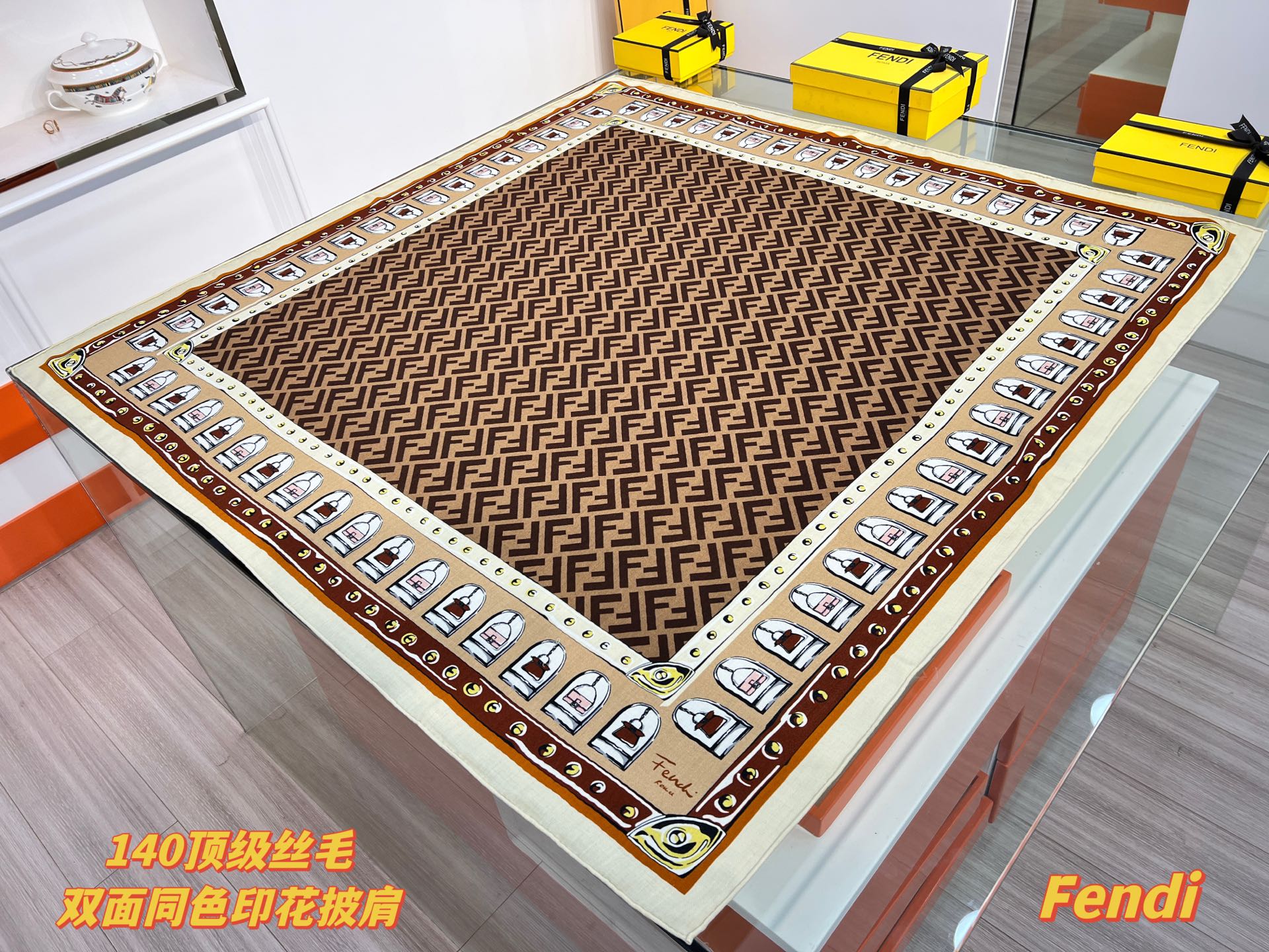 FENDI披肩棕色羊绒羊毛桑蚕丝披肩大号方形披肩，柔软羊毛和桑蚕丝混纺材质。经典FF印花勾勒出品牌颇具标