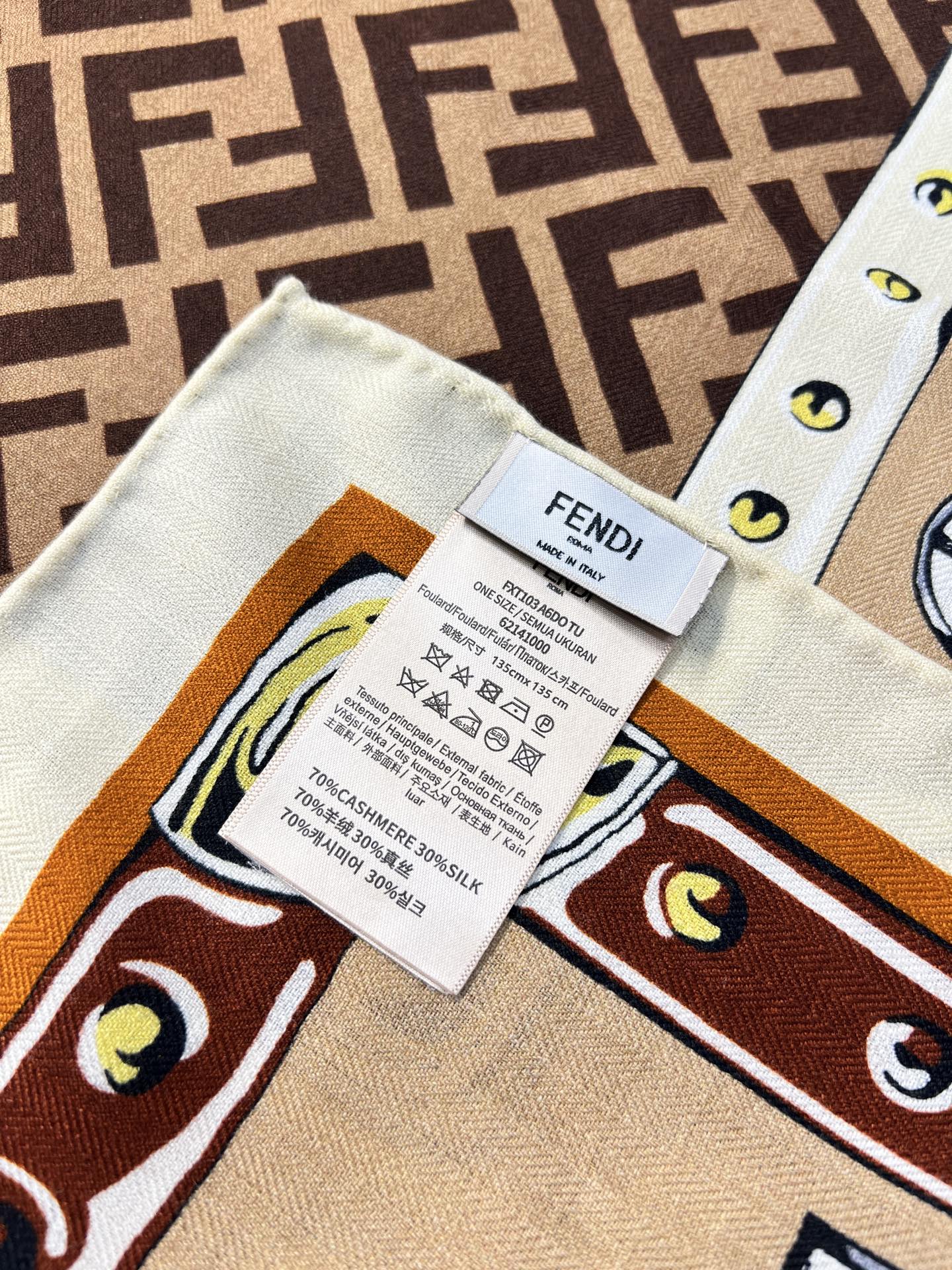 FENDI披肩棕色羊绒羊毛桑蚕丝披肩大号方形披肩，柔软羊毛和桑蚕丝混纺材质。经典FF印花勾勒出品牌颇具标
