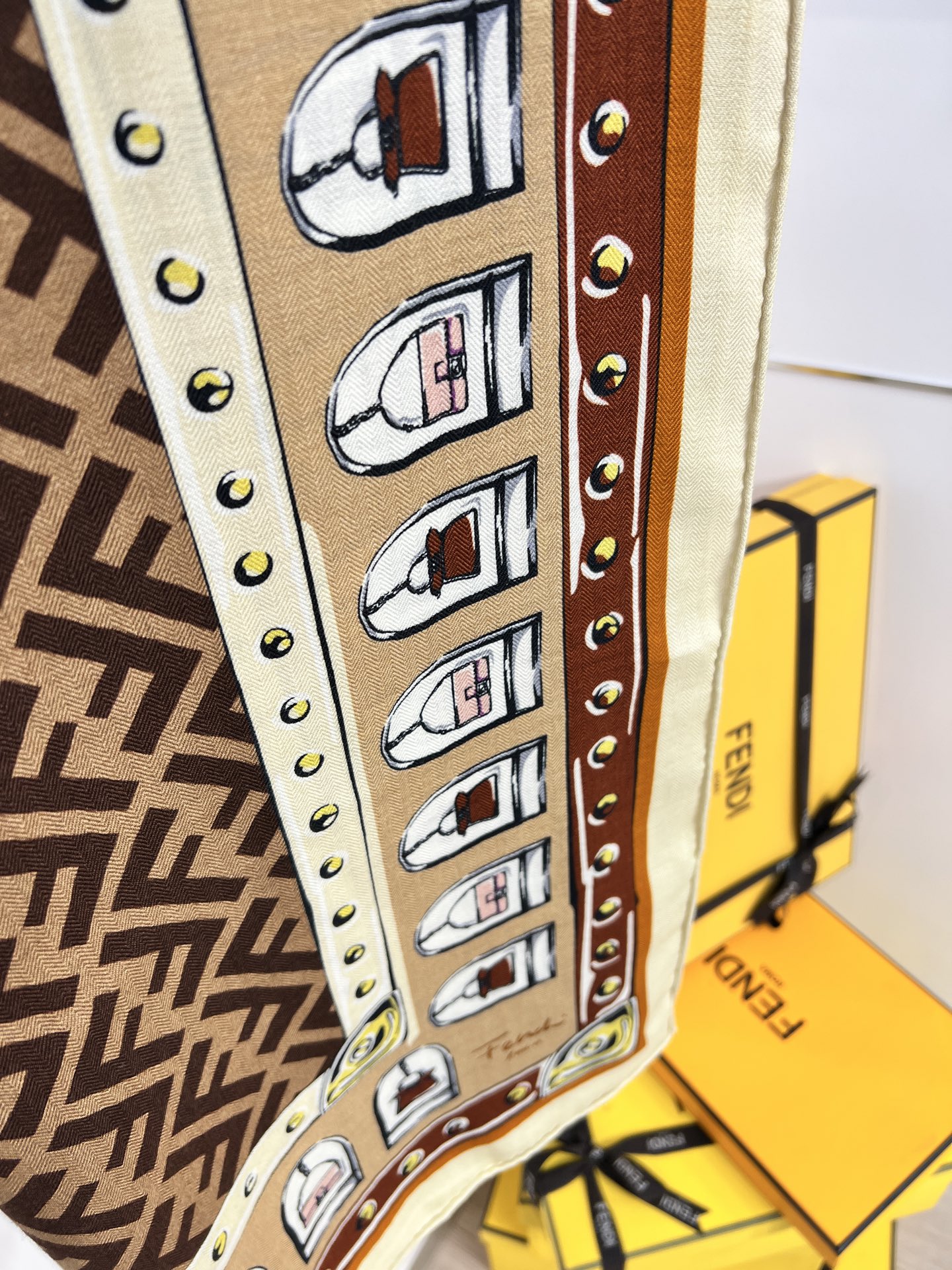 FENDI披肩棕色羊绒羊毛桑蚕丝披肩大号方形披肩，柔软羊毛和桑蚕丝混纺材质。经典FF印花勾勒出品牌颇具标