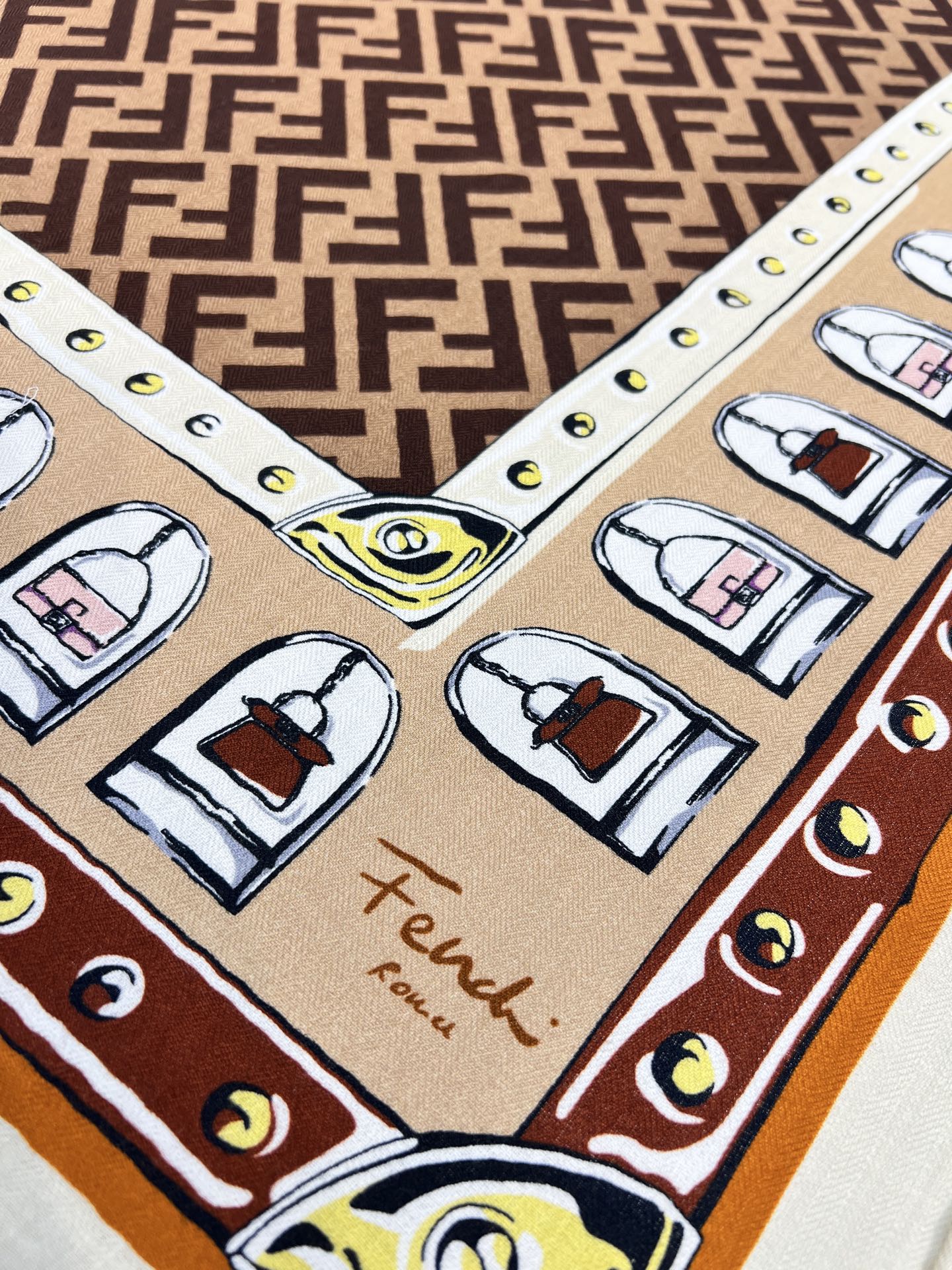 FENDI披肩棕色羊绒羊毛桑蚕丝披肩大号方形披肩，柔软羊毛和桑蚕丝混纺材质。经典FF印花勾勒出品牌颇具标