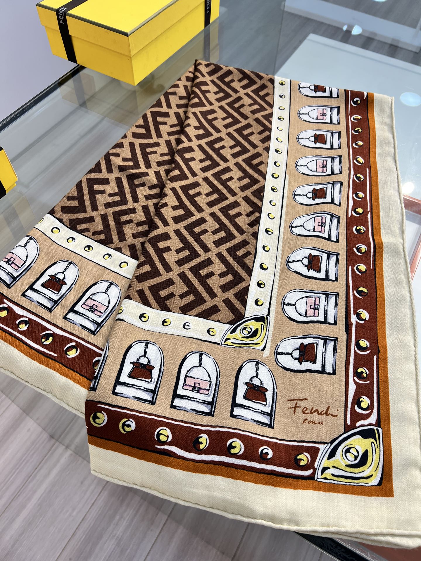 FENDI披肩棕色羊绒羊毛桑蚕丝披肩大号方形披肩，柔软羊毛和桑蚕丝混纺材质。经典FF印花勾勒出品牌颇具标