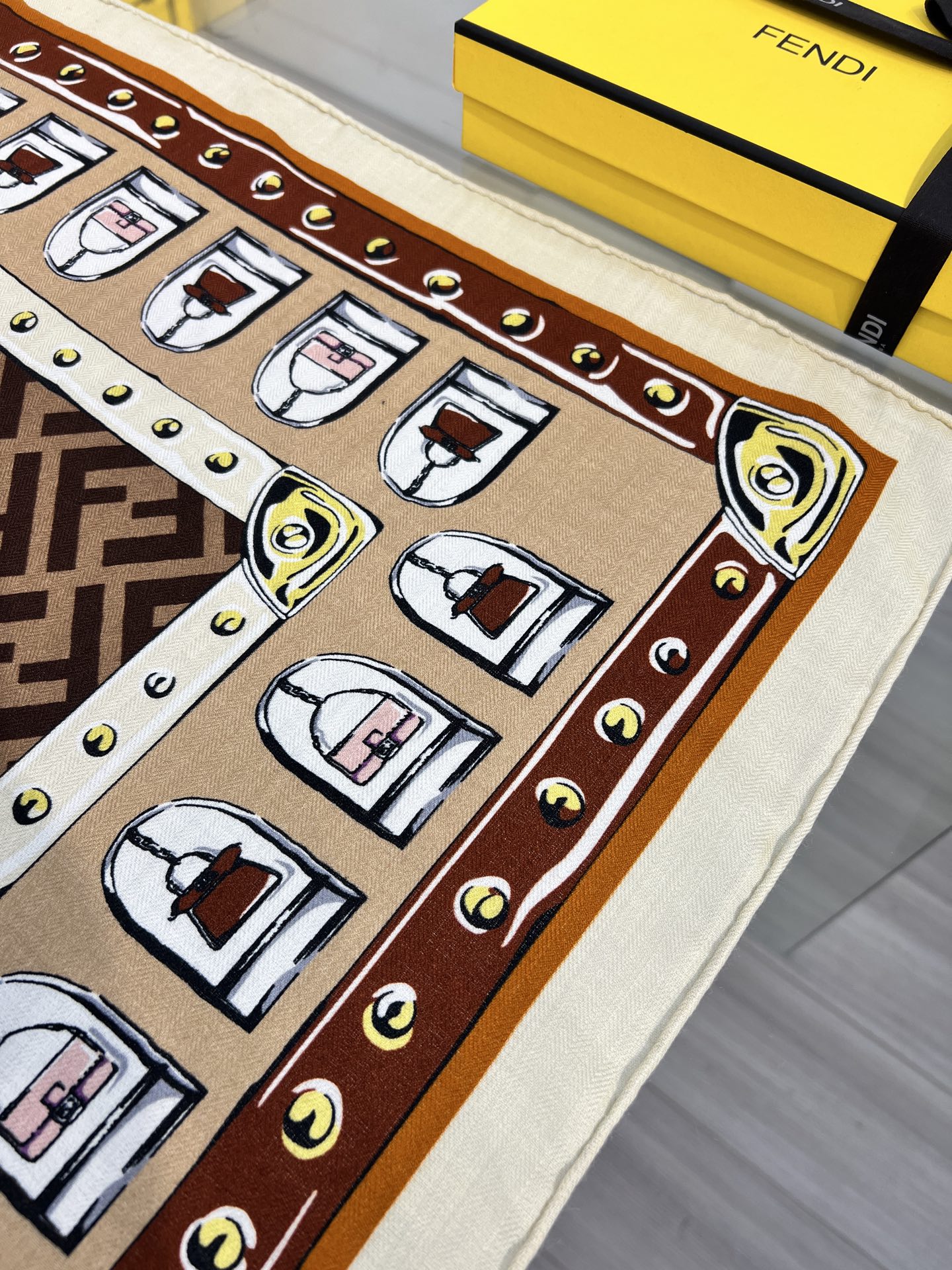 FENDI披肩棕色羊绒羊毛桑蚕丝披肩大号方形披肩，柔软羊毛和桑蚕丝混纺材质。经典FF印花勾勒出品牌颇具标