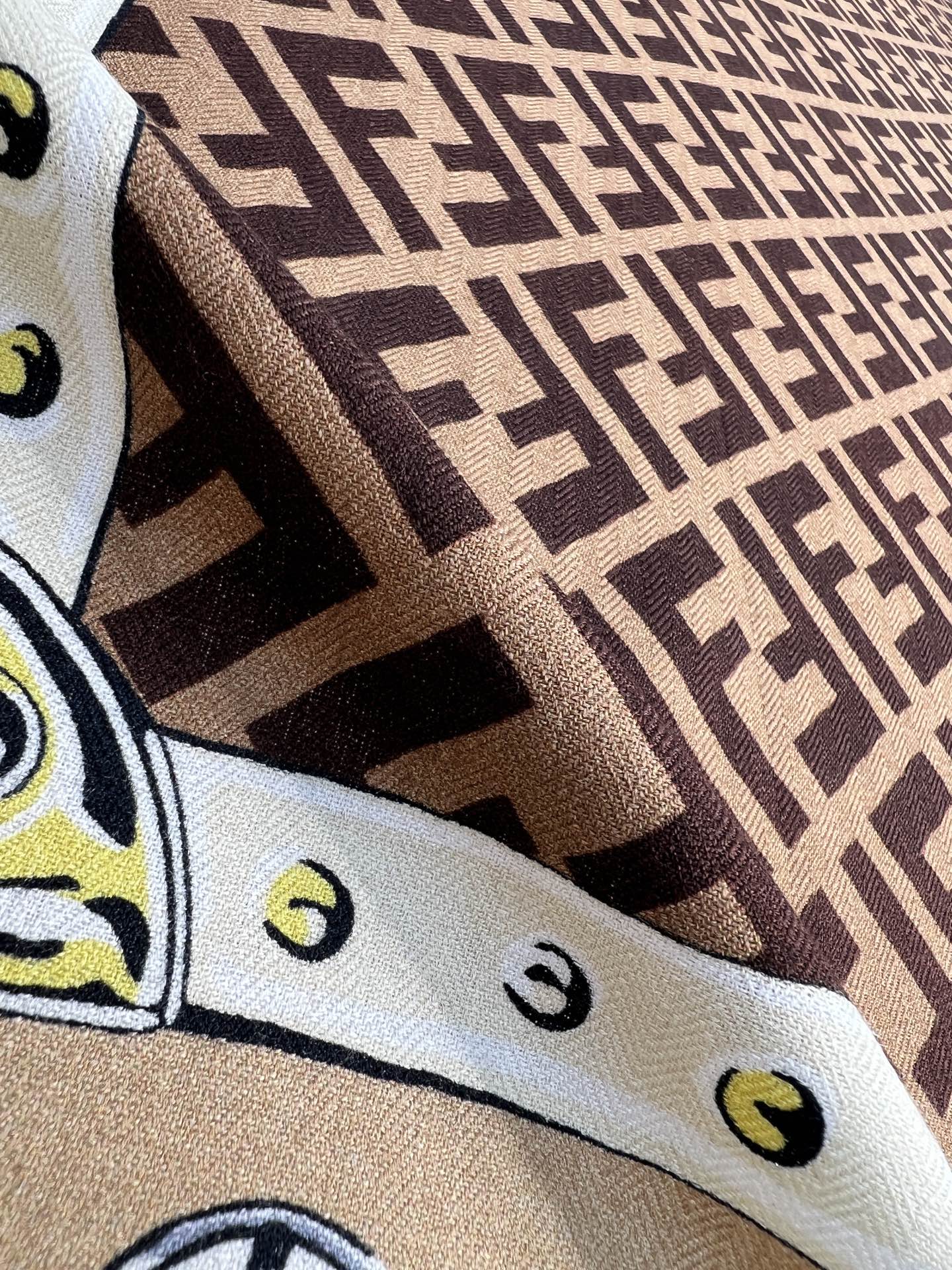 FENDI披肩棕色羊绒羊毛桑蚕丝披肩大号方形披肩，柔软羊毛和桑蚕丝混纺材质。经典FF印花勾勒出品牌颇具标