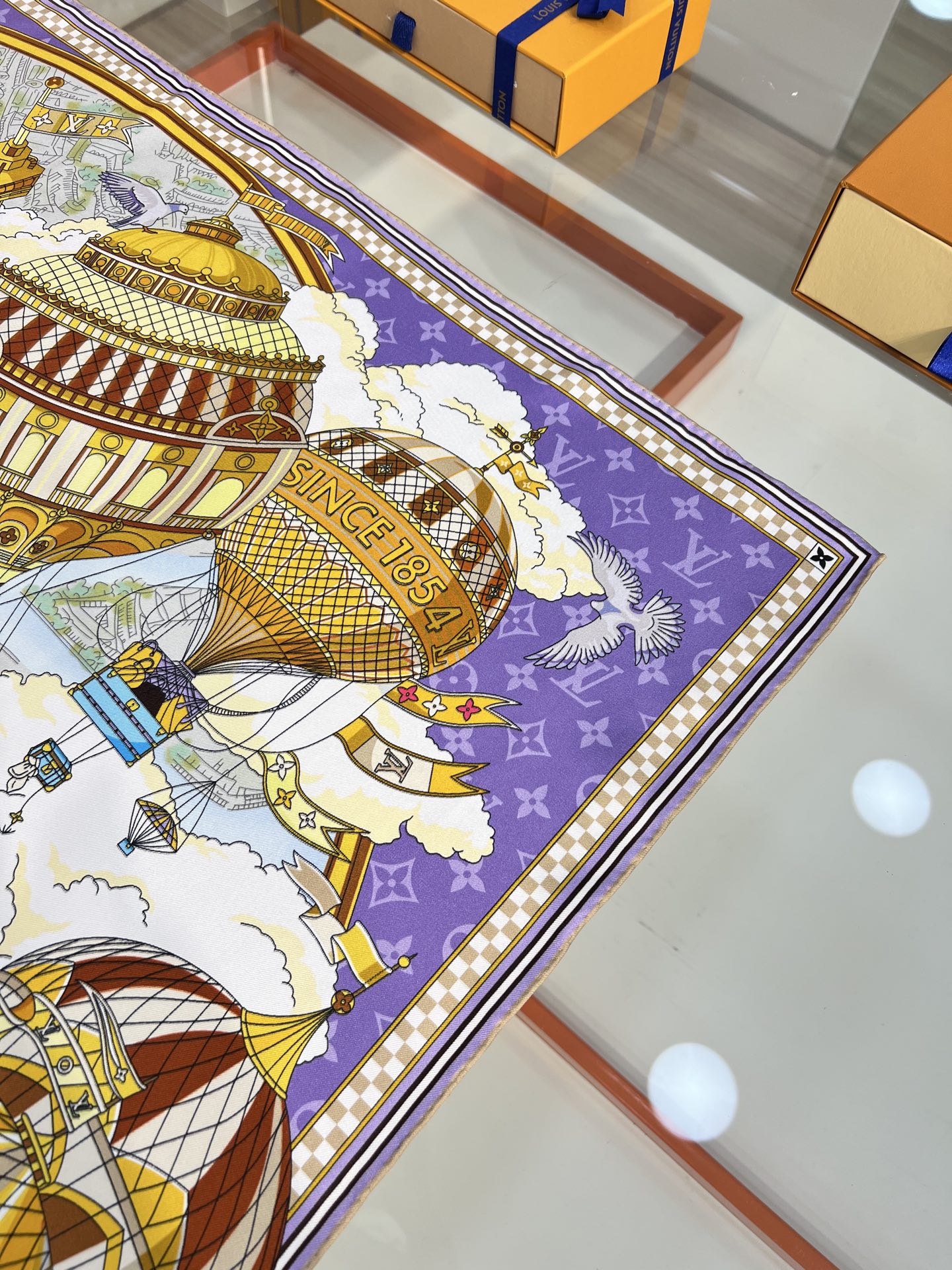 Louis Vuitton From The Cloud 方巾选用华美桑蚕丝匠心呈现艺术之作 以优雅设计凝萃品牌悠久传承与旅行哲学