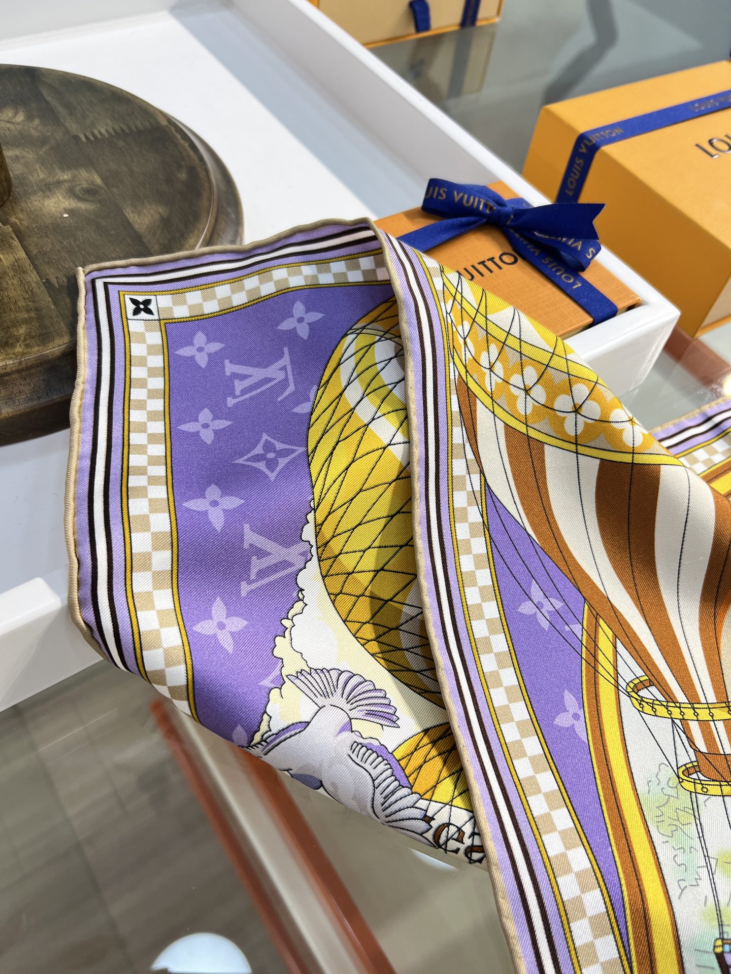 Louis Vuitton From The Cloud 方巾选用华美桑蚕丝匠心呈现艺术之作 以优雅设计凝萃品牌悠久传承与旅行哲学