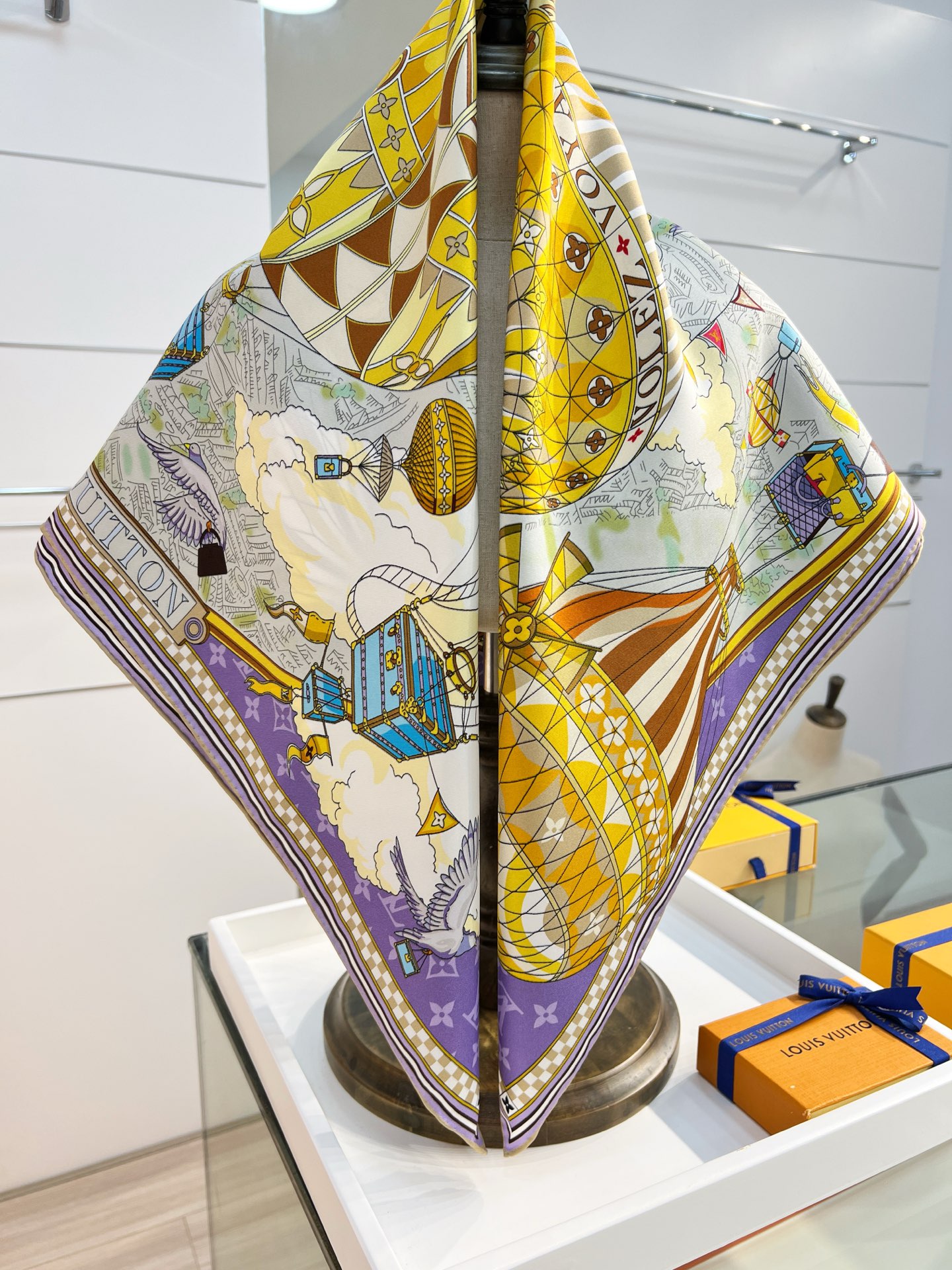 Louis Vuitton From The Cloud 方巾选用华美桑蚕丝匠心呈现艺术之作 以优雅设计凝萃品牌悠久传承与旅行哲学