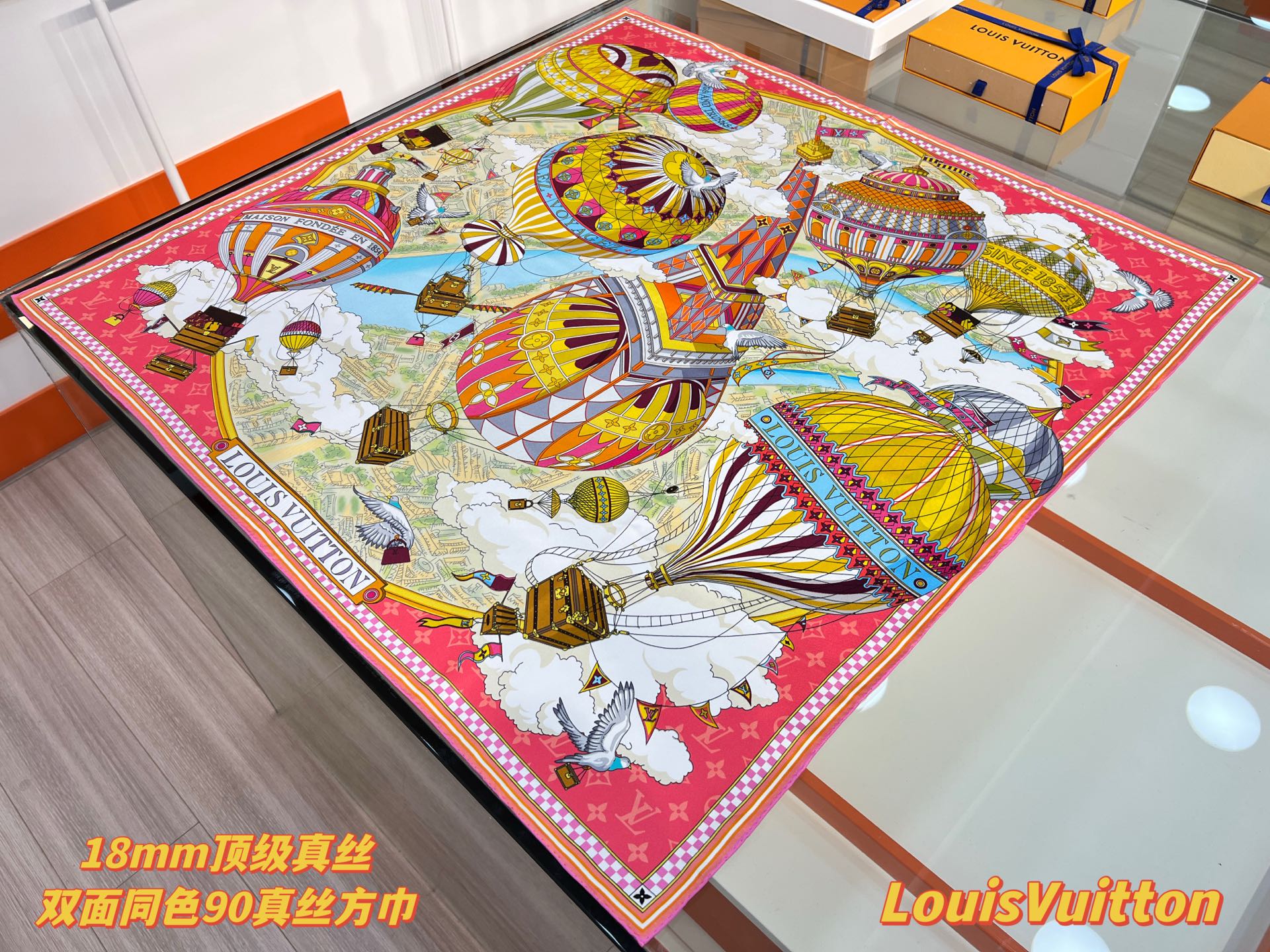 Louis Vuitton From The Cloud 方巾选用华美桑蚕丝匠心呈现艺术之作 以优雅设计凝萃品牌悠久传承与旅行哲学