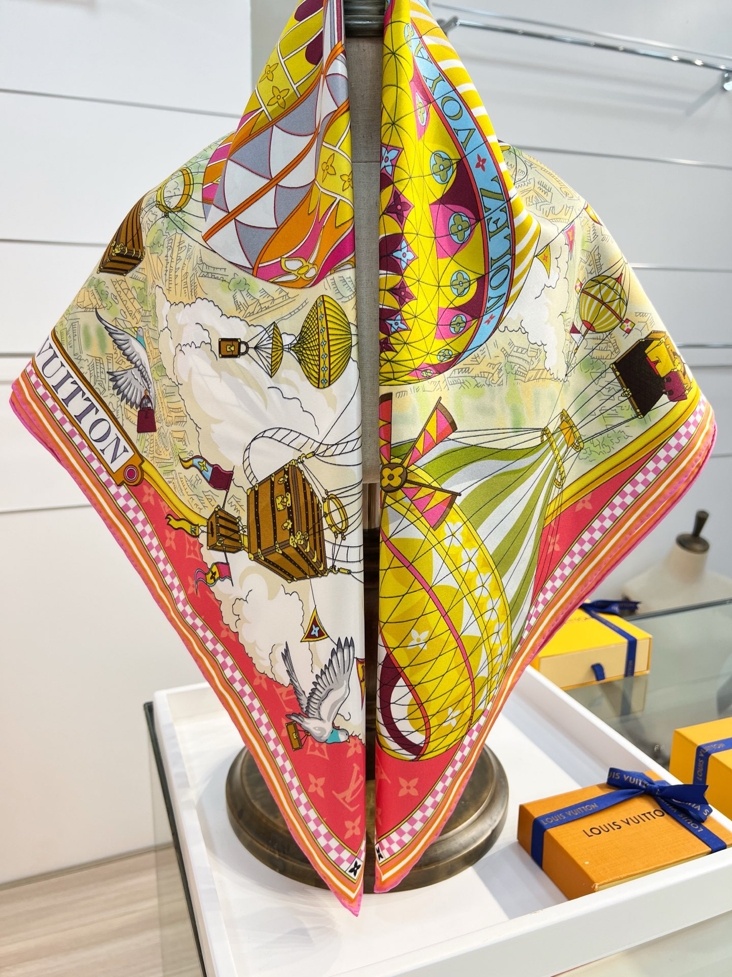Louis Vuitton From The Cloud 方巾选用华美桑蚕丝匠心呈现艺术之作 以优雅设计凝萃品牌悠久传承与旅行哲学