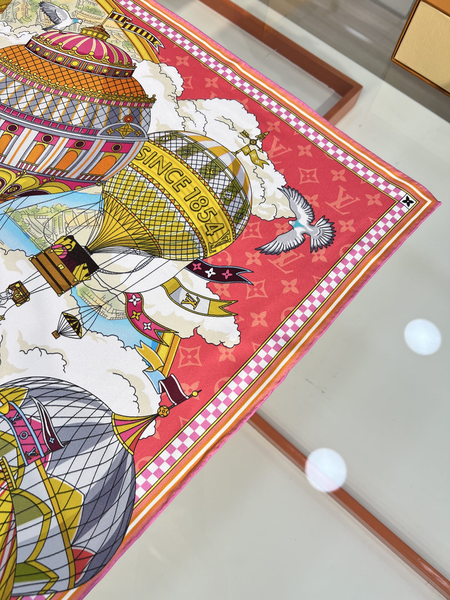 Louis Vuitton From The Cloud 方巾选用华美桑蚕丝匠心呈现艺术之作 以优雅设计凝萃品牌悠久传承与旅行哲学