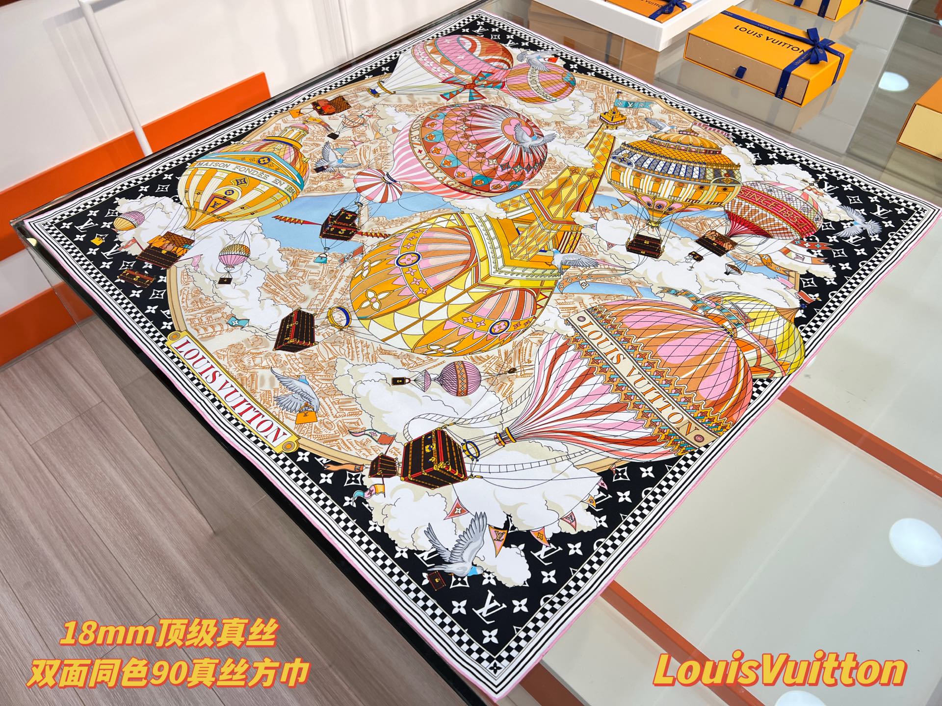 Louis Vuitton From The Cloud 方巾选用华美桑蚕丝匠心呈现艺术之作 以优雅设计凝萃品牌悠久传承与旅行哲学