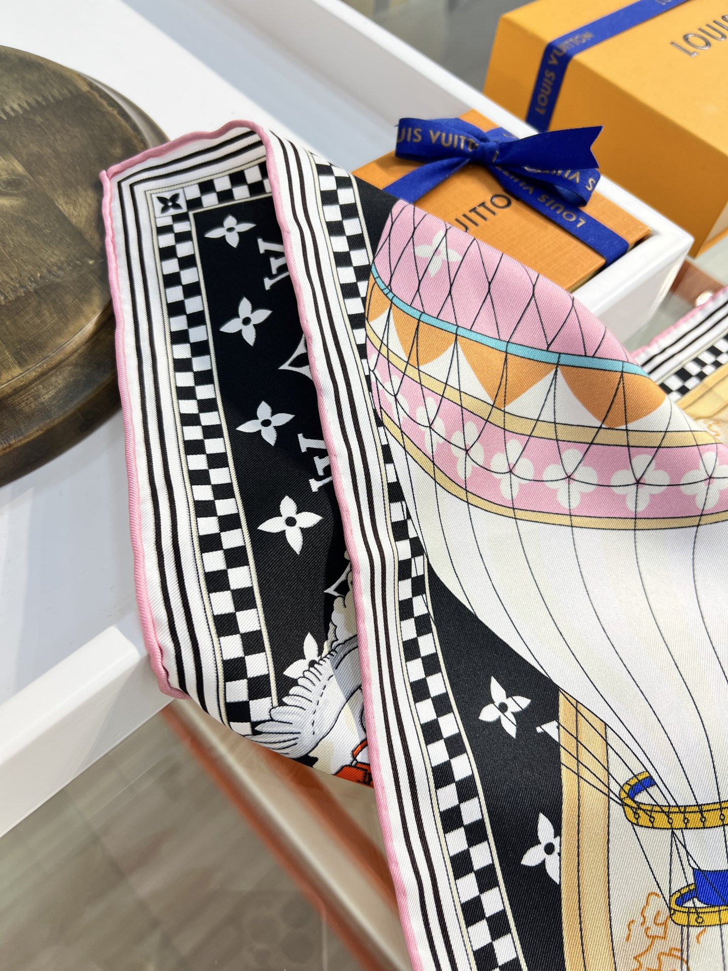 Louis Vuitton From The Cloud 方巾选用华美桑蚕丝匠心呈现艺术之作 以优雅设计凝萃品牌悠久传承与旅行哲学