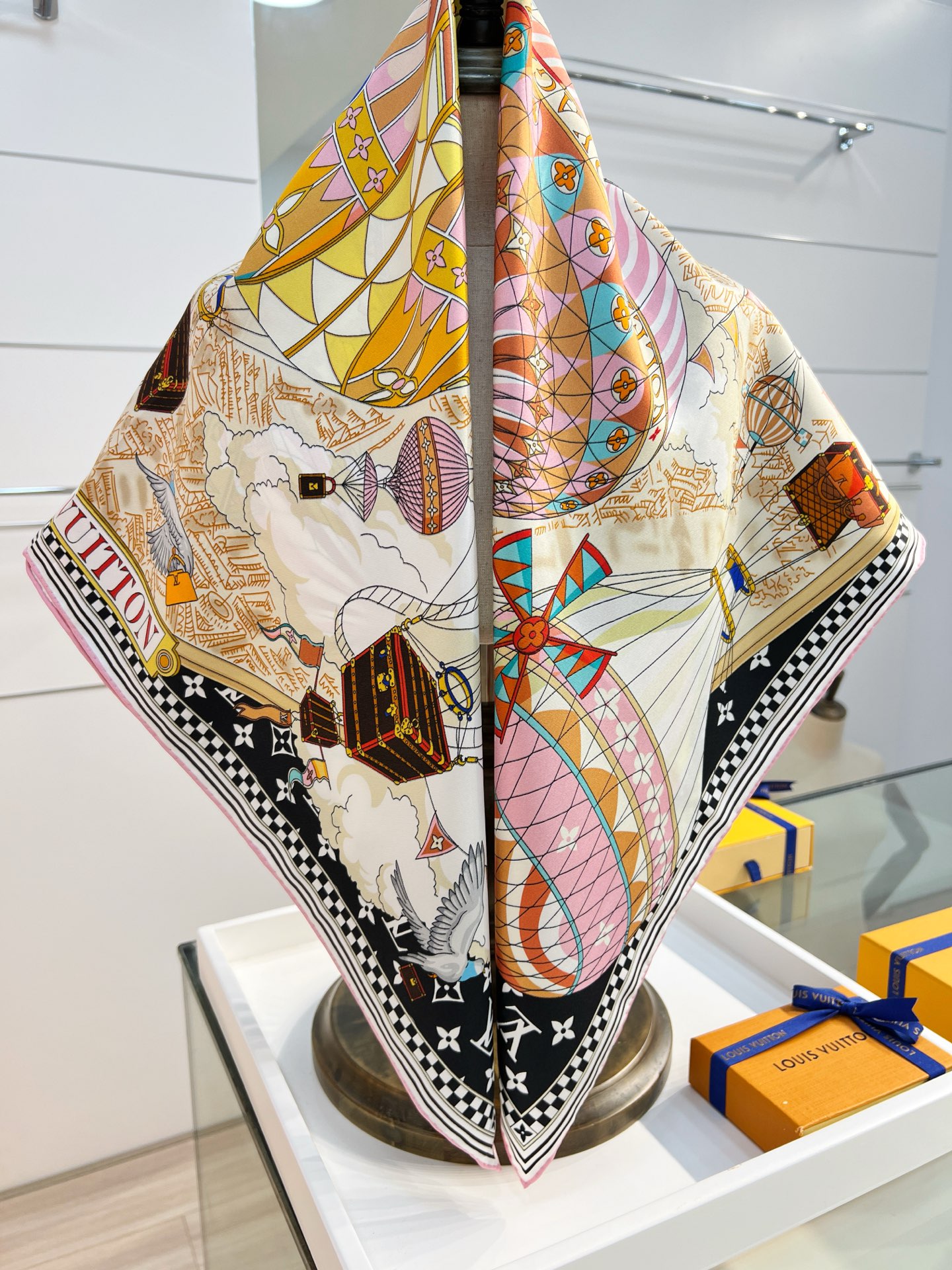 Louis Vuitton From The Cloud 方巾选用华美桑蚕丝匠心呈现艺术之作 以优雅设计凝萃品牌悠久传承与旅行哲学