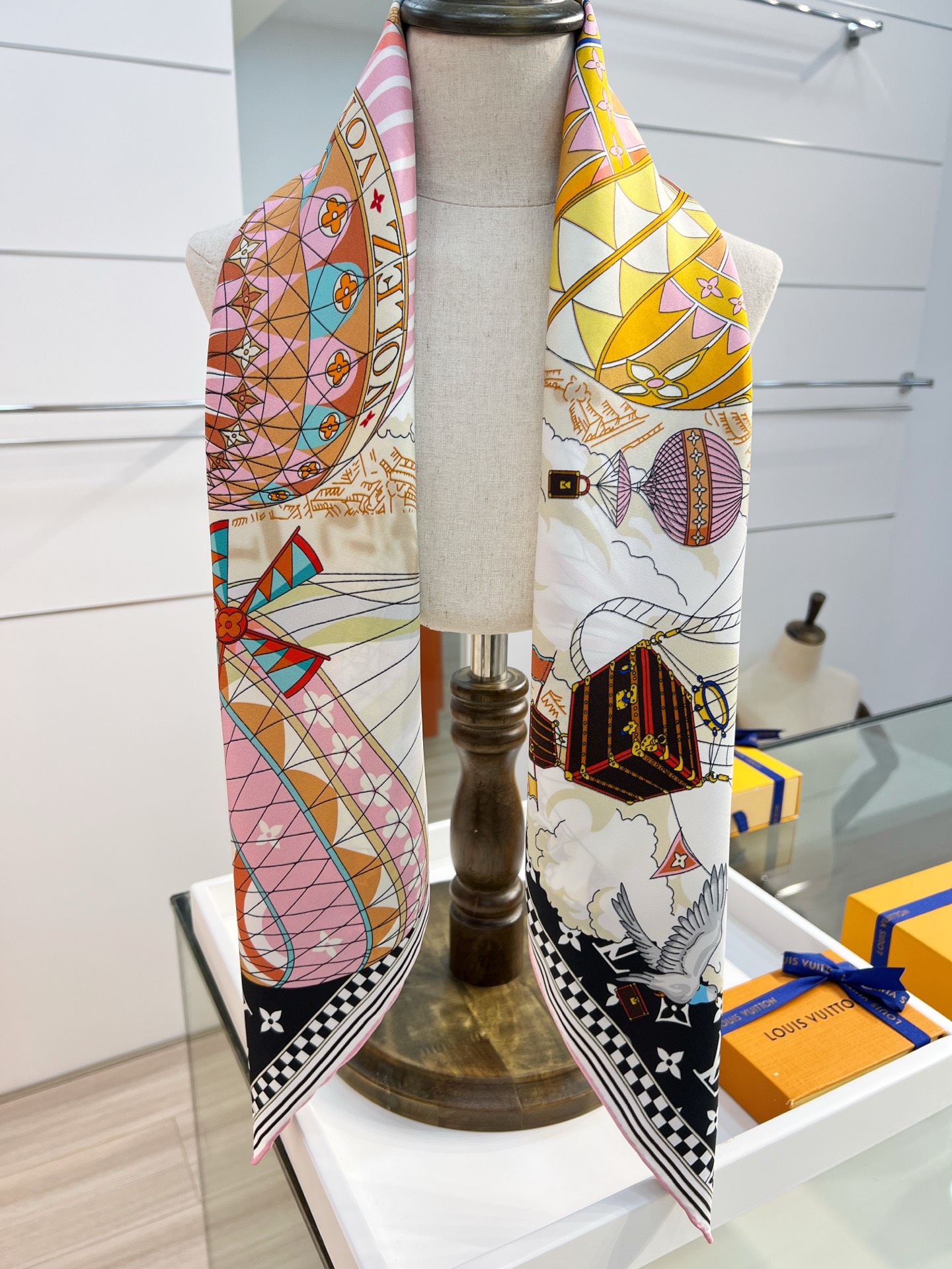 Louis Vuitton From The Cloud 方巾选用华美桑蚕丝匠心呈现艺术之作 以优雅设计凝萃品牌悠久传承与旅行哲学