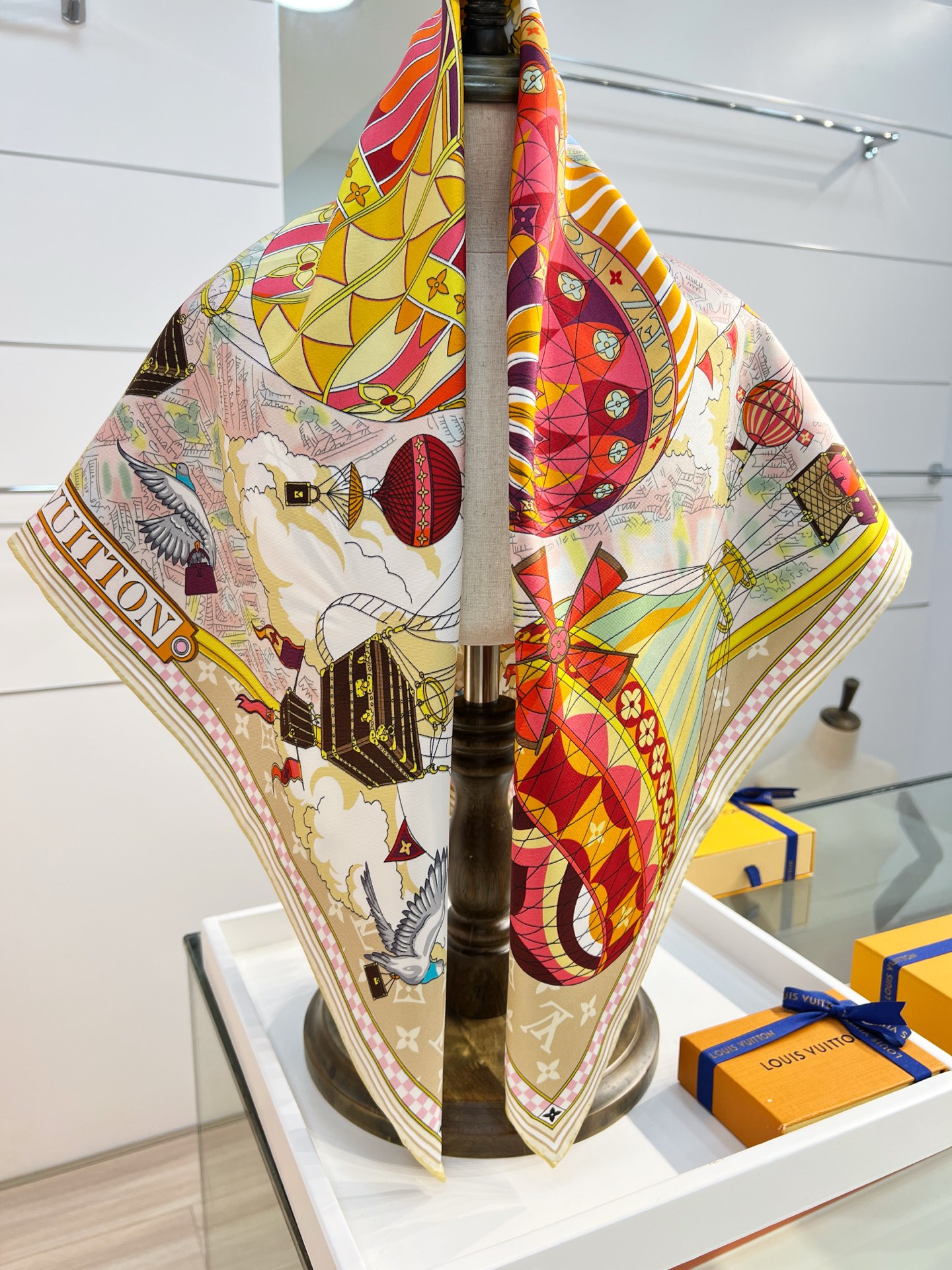 Louis Vuitton From The Cloud 方巾选用华美桑蚕丝匠心呈现艺术之作 以优雅设计凝萃品牌悠久传承与旅行哲学