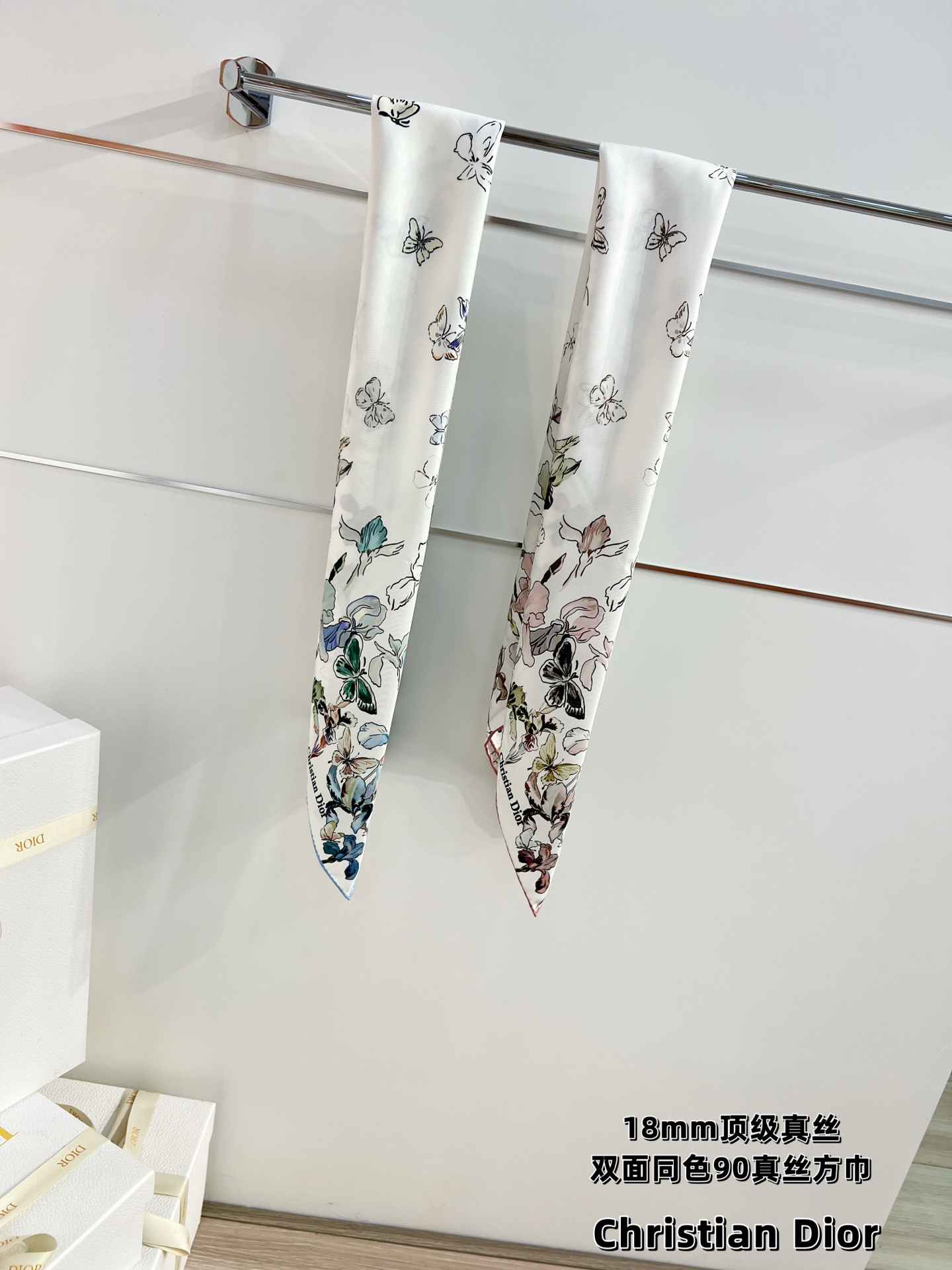 Dior 印花方巾90 厘米胭脂粉色桑蚕丝斜纹面料多色 Butterflies & Iris图案这款方巾
