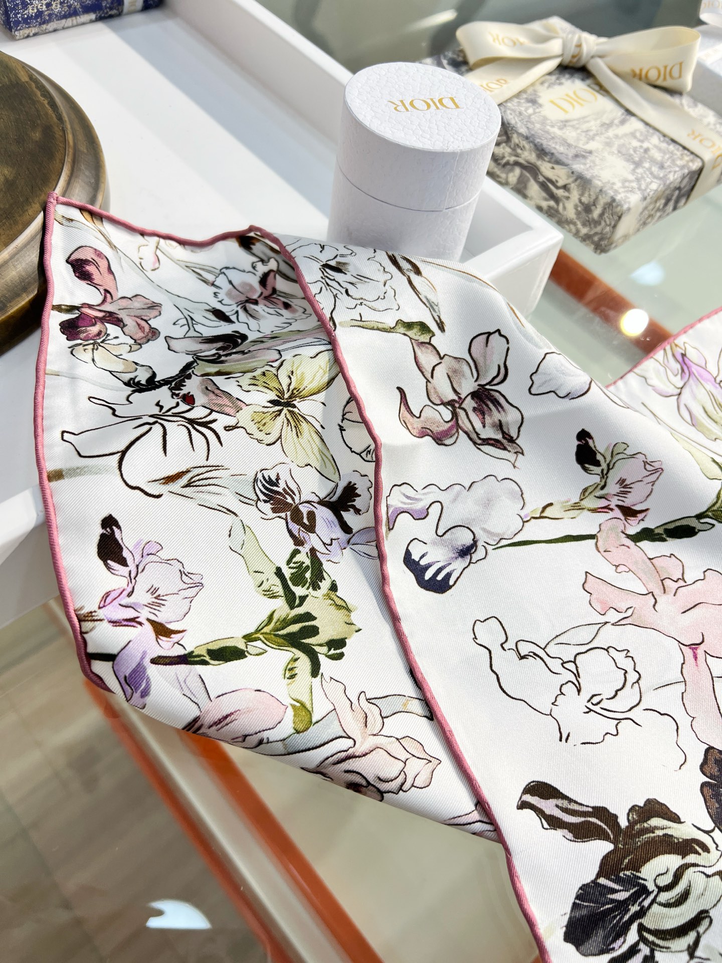 Dior 印花方巾90 厘米胭脂粉色桑蚕丝斜纹面料多色 Butterflies & Iris图案这款方巾