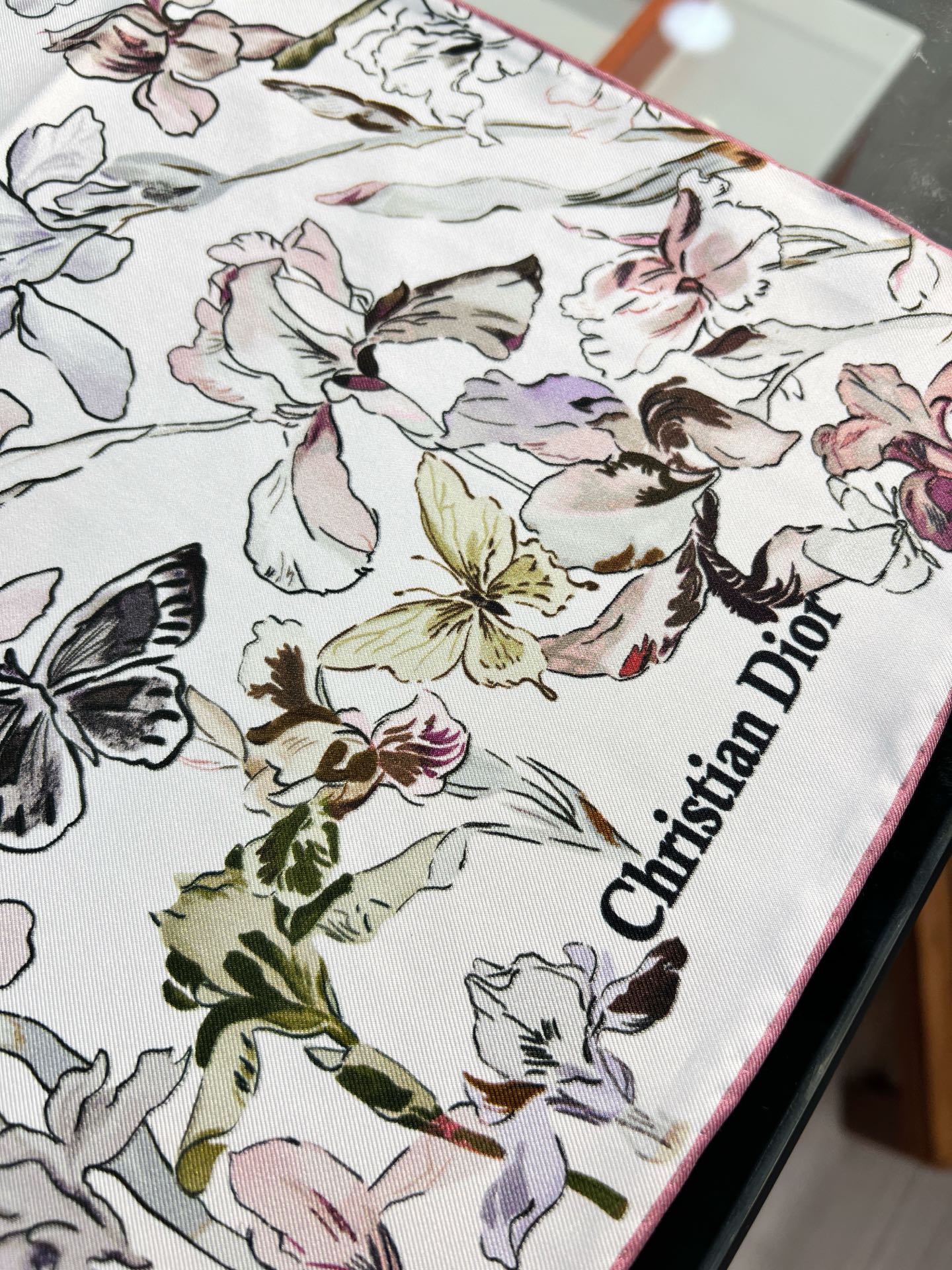 Dior 印花方巾90 厘米胭脂粉色桑蚕丝斜纹面料多色 Butterflies & Iris图案这款方巾