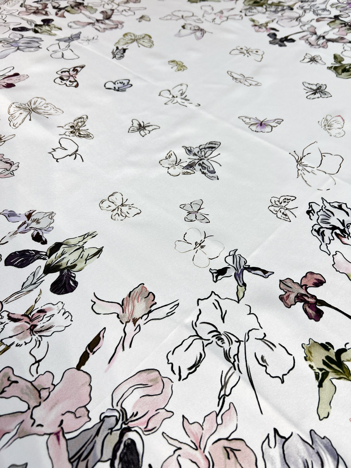 Dior 印花方巾90 厘米胭脂粉色桑蚕丝斜纹面料多色 Butterflies & Iris图案这款方巾