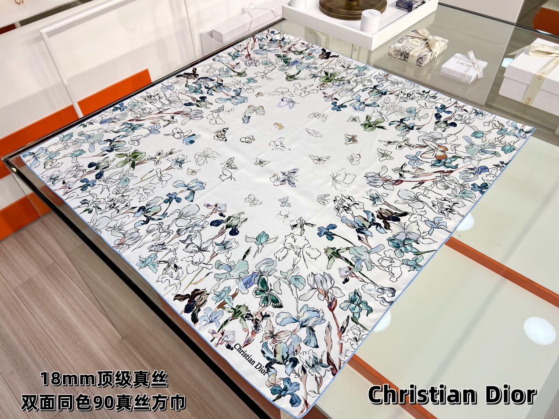 Dior 印花方巾90 厘米天蓝色桑蚕丝斜纹面料 Butterflies & Iris 图案这款方巾饰以