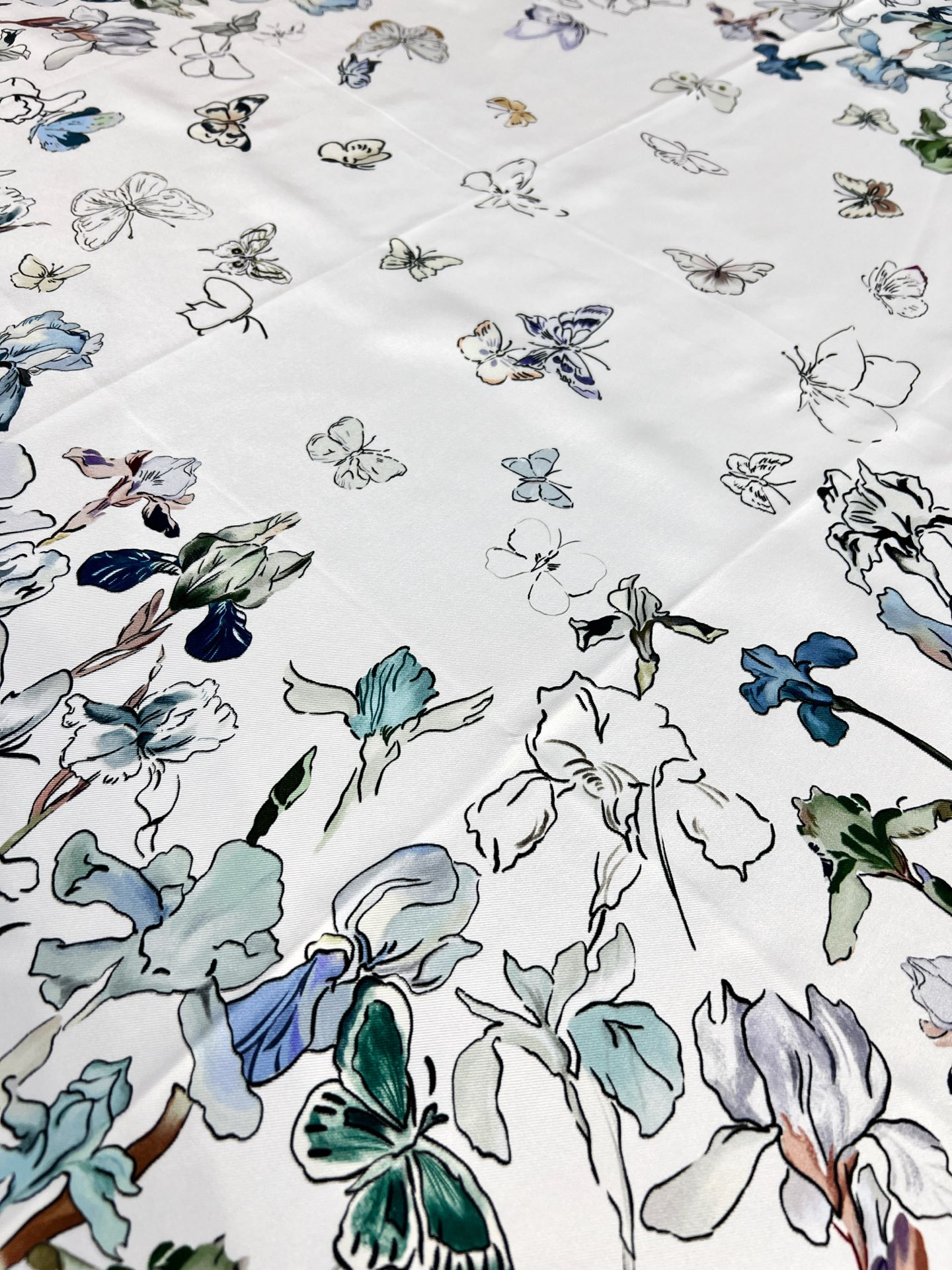 Dior 印花方巾90 厘米天蓝色桑蚕丝斜纹面料 Butterflies & Iris 图案这款方巾饰以