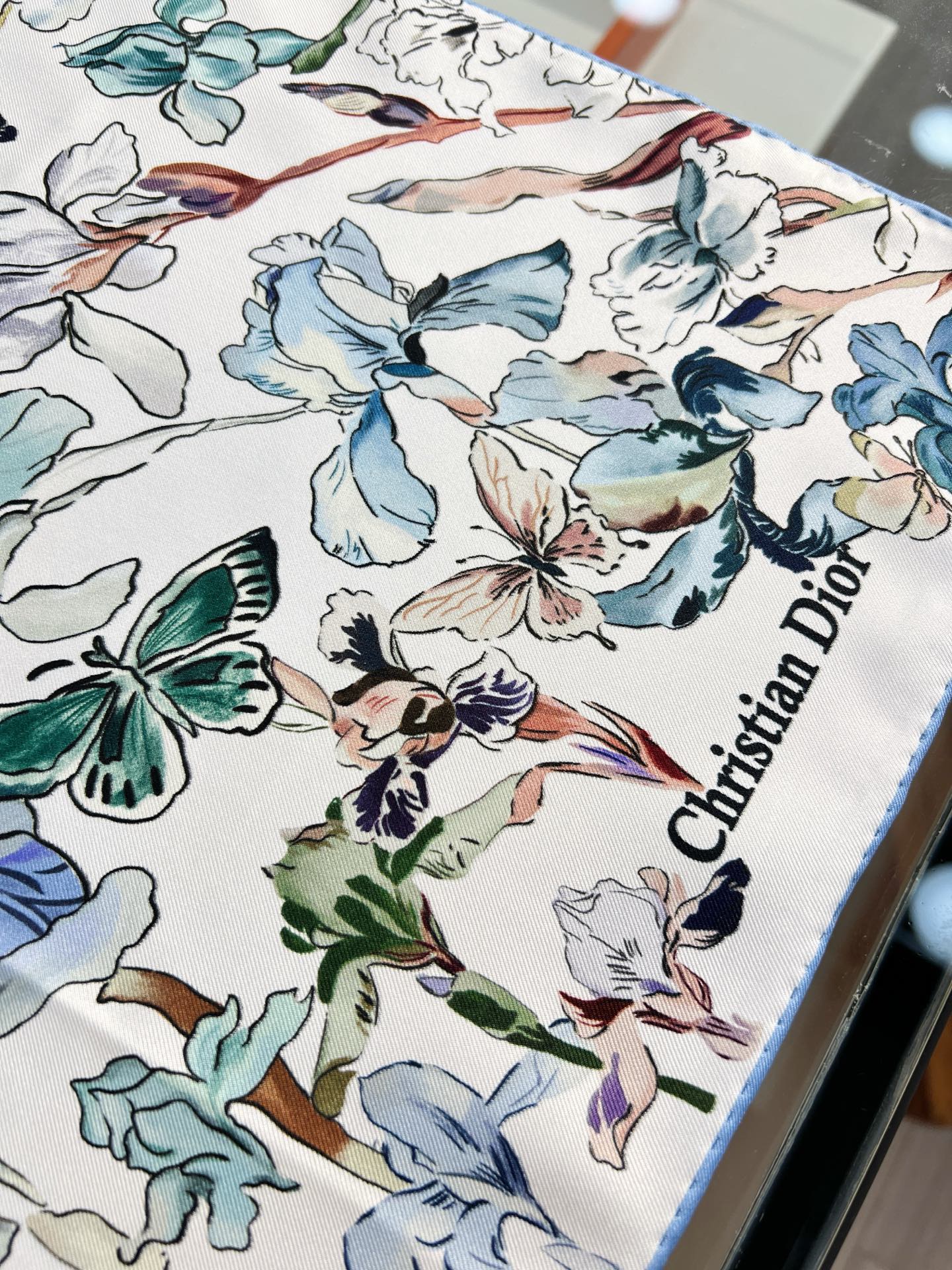 Dior 印花方巾90 厘米天蓝色桑蚕丝斜纹面料 Butterflies & Iris 图案这款方巾饰以