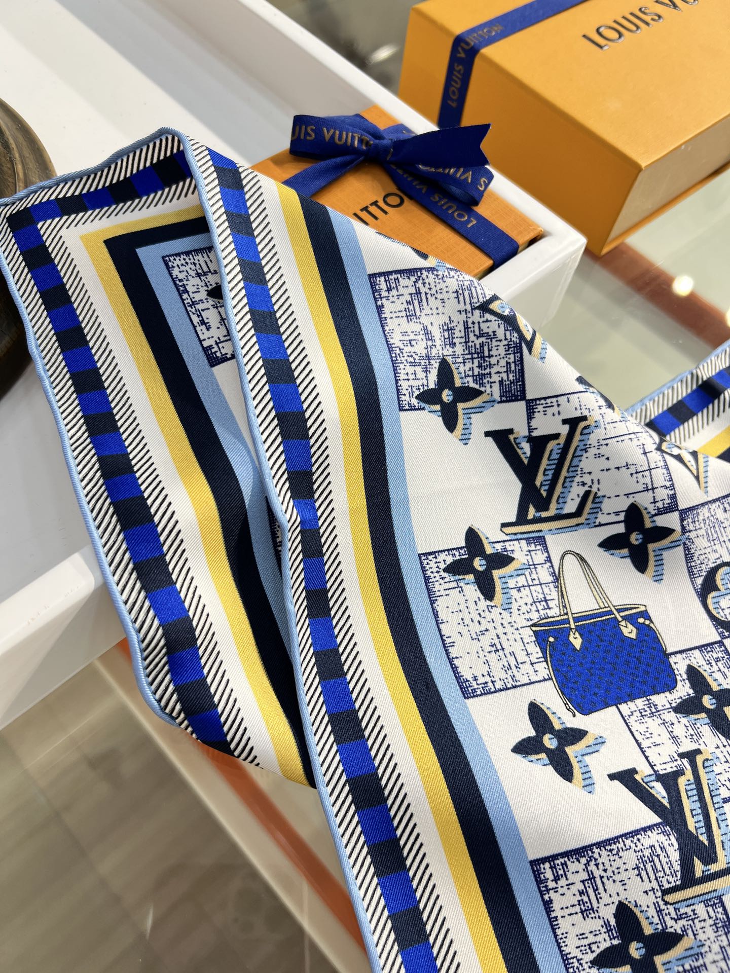 Louis Vuitton Damiergram 桑蚕丝方巾歌颂旅行之美 以创意笔触展现路易威登历史底蕴 可轻松点亮日常造型