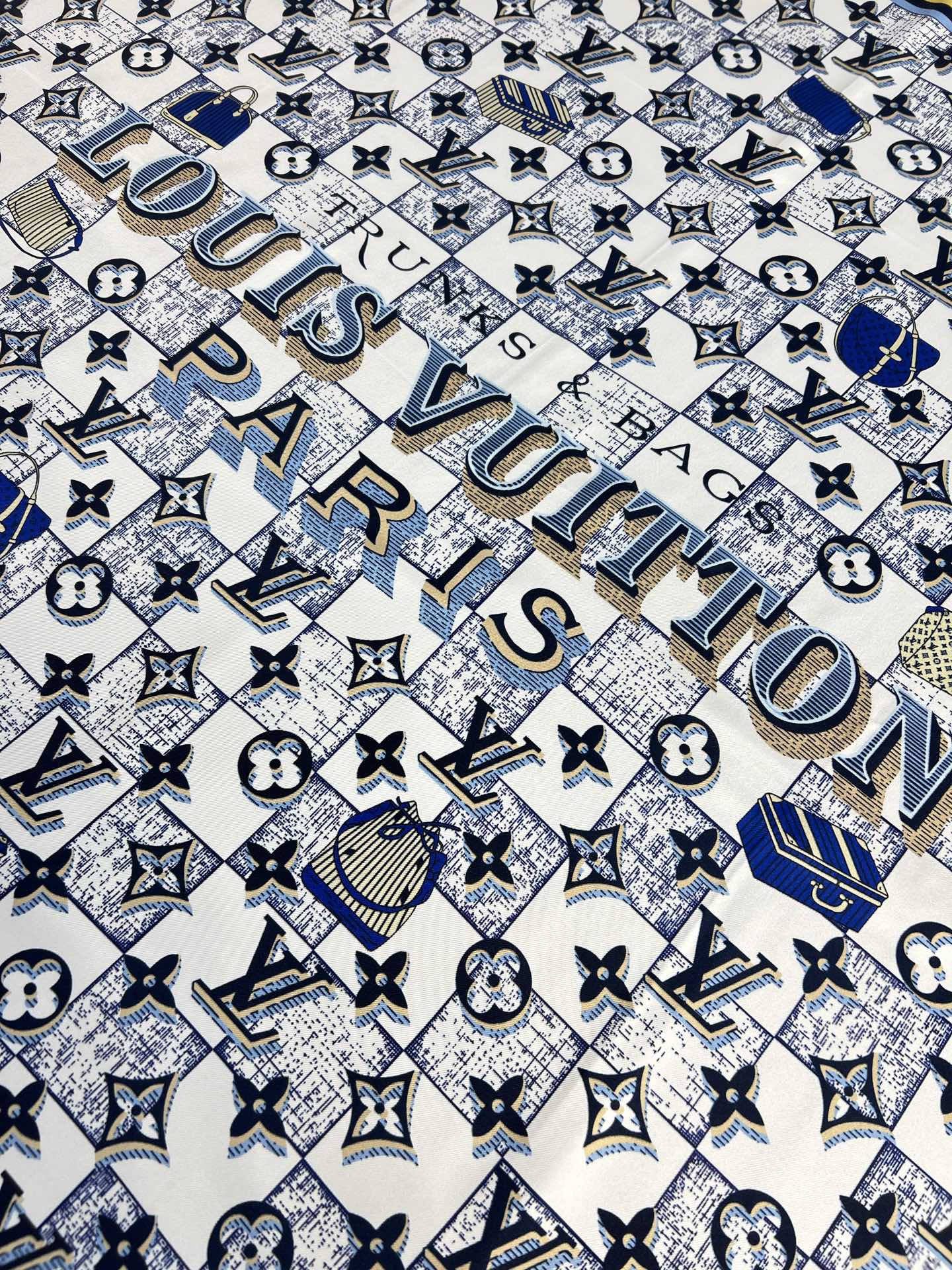 Louis Vuitton Damiergram 桑蚕丝方巾歌颂旅行之美 以创意笔触展现路易威登历史底蕴 可轻松点亮日常造型