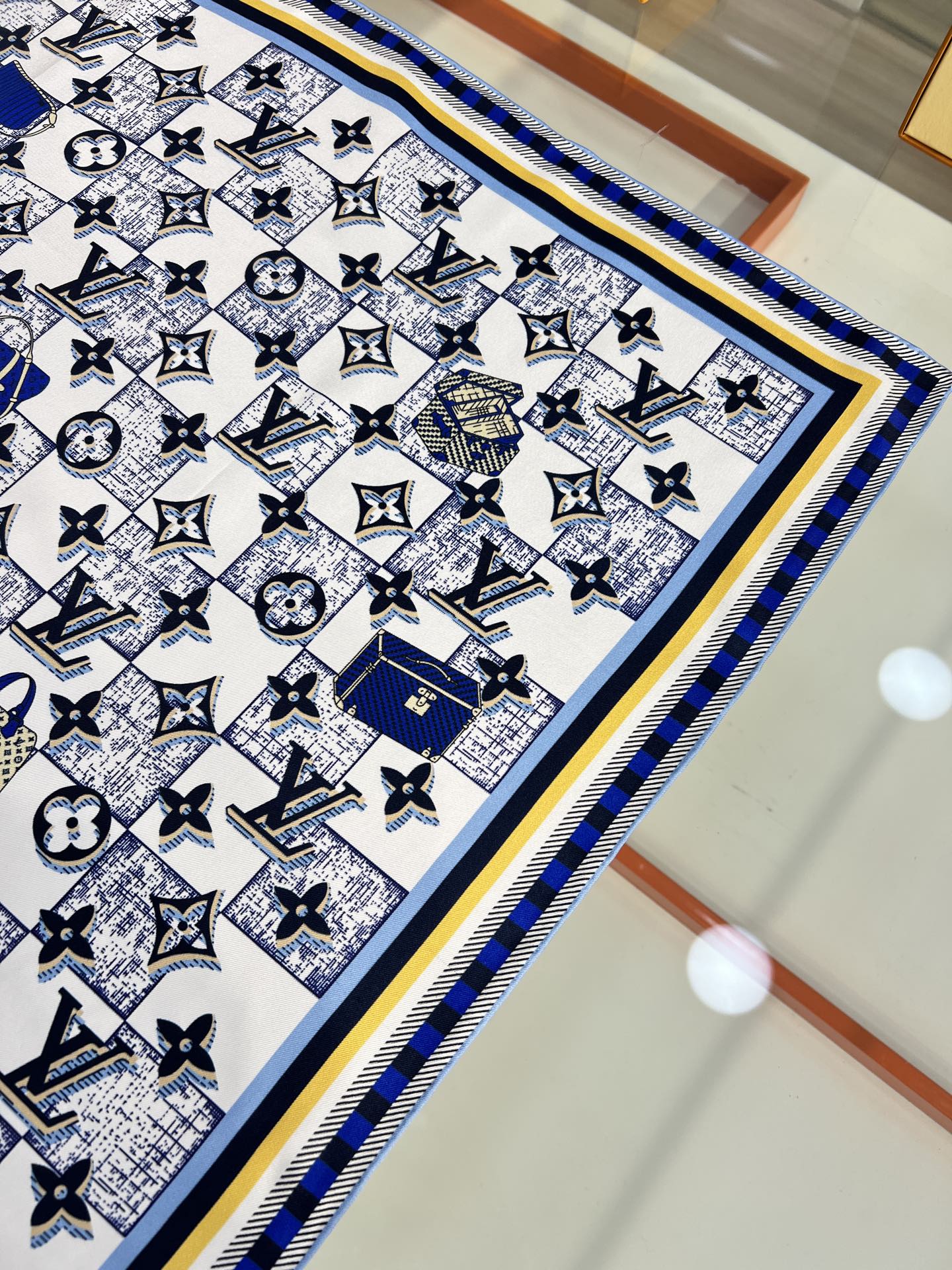 Louis Vuitton Damiergram 桑蚕丝方巾歌颂旅行之美 以创意笔触展现路易威登历史底蕴 可轻松点亮日常造型