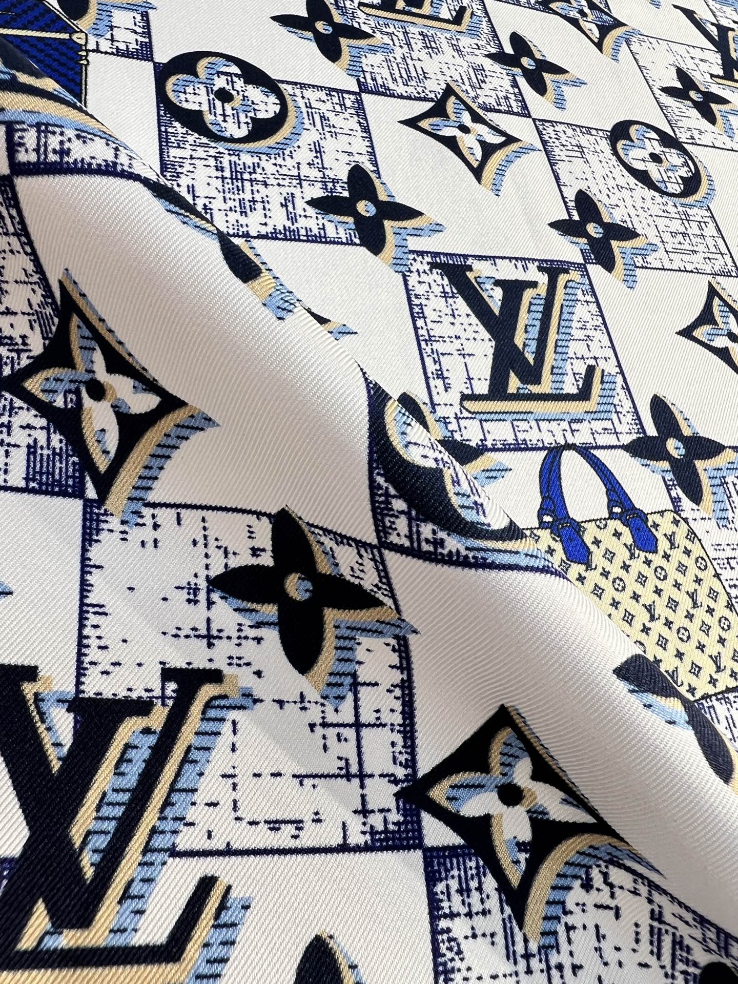 Louis Vuitton Damiergram 桑蚕丝方巾歌颂旅行之美 以创意笔触展现路易威登历史底蕴 可轻松点亮日常造型