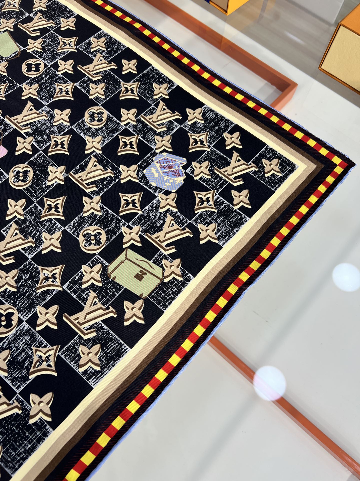 Louis Vuitton Damiergram 桑蚕丝方巾歌颂旅行之美 以创意笔触展现路易威登历史底蕴 可轻松点亮日常造型